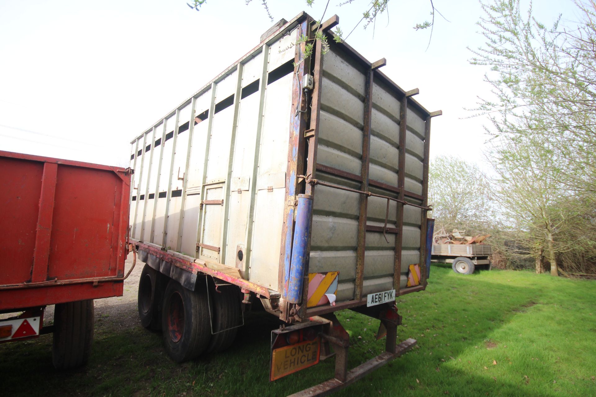 19ft 6in twin axle tractor drawn livestock trailer. Ex-lorry drag. With steel suspension and twin - Image 4 of 34