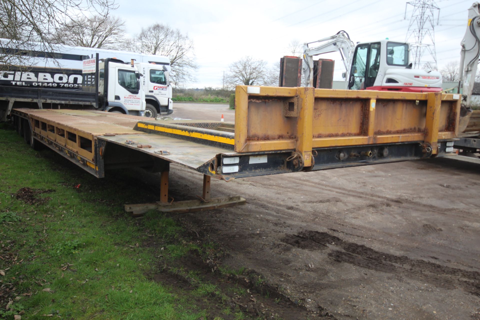 SM Trailers 37.3T 13.7m tri-axle step frame beavertail low loader trailer. Registration C198677. - Image 2 of 56