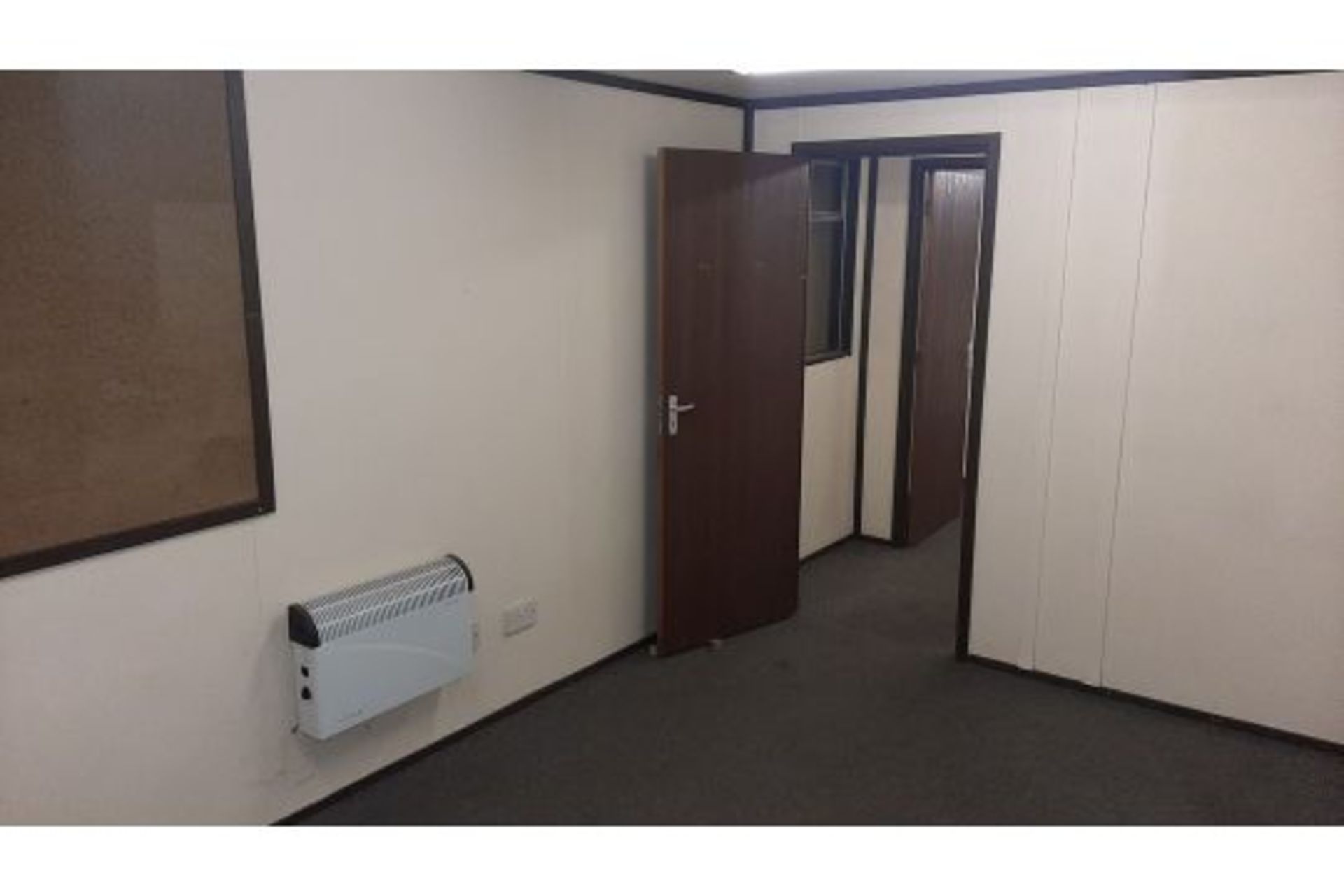 10ft x 32ft jack leg cabin. With two 10ftx 14ft rooms and hall. Used as office inside building. - Bild 10 aus 18