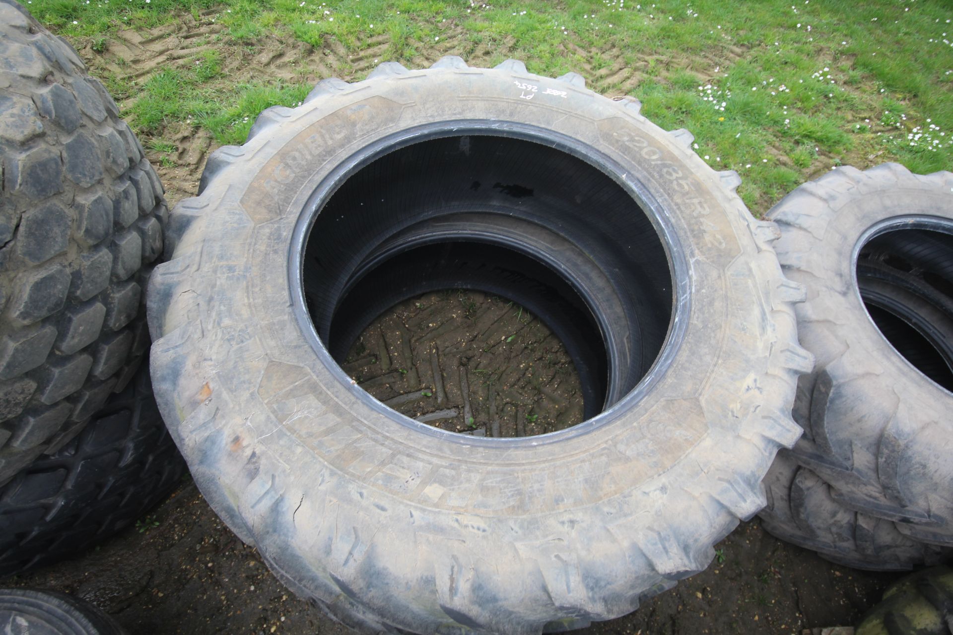 Set of tyres. Comprising 520/85R42 rears and 16.9R - Bild 8 aus 9