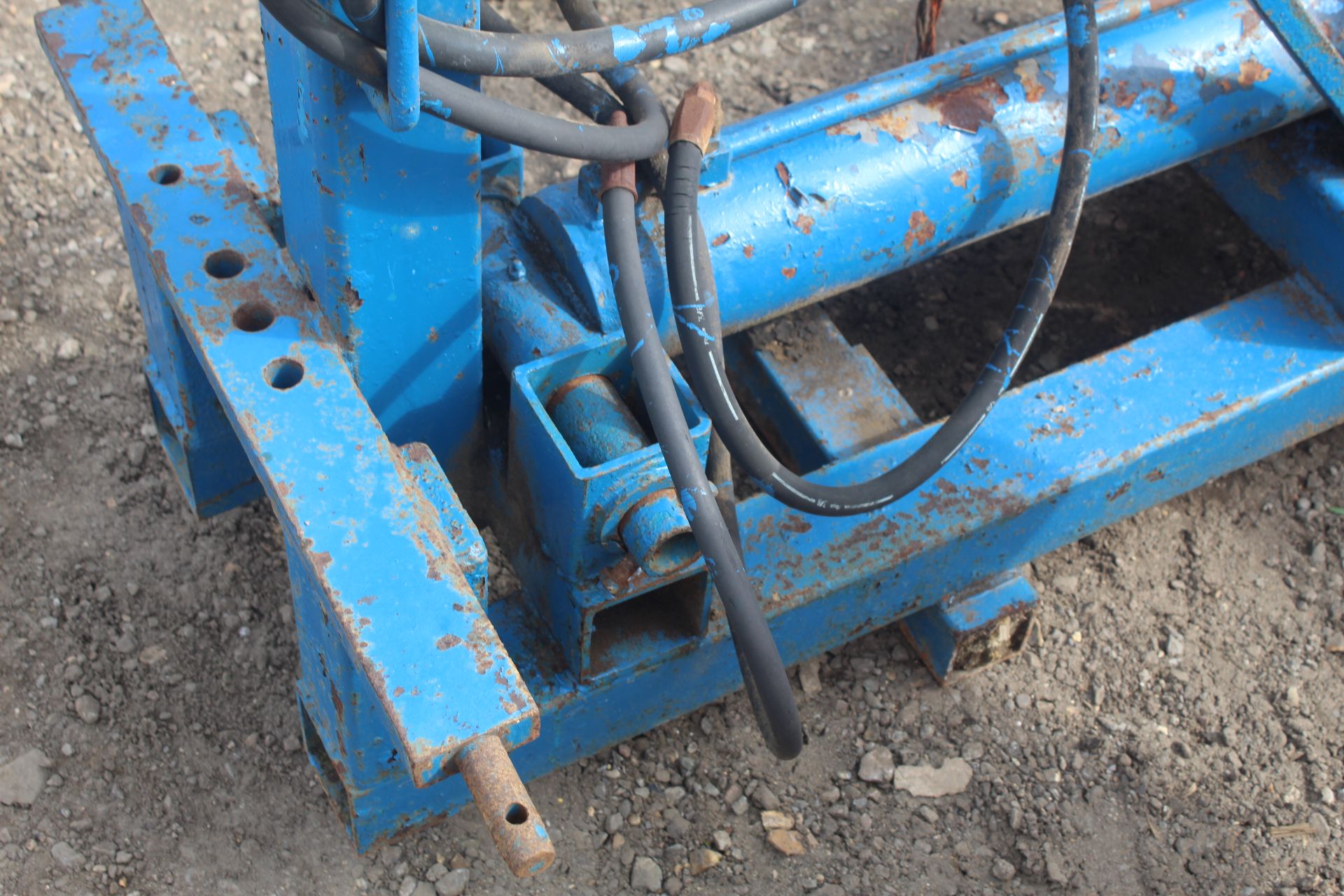 Linkage mounted heavy duty hydraulic log splitter. - Image 9 of 12