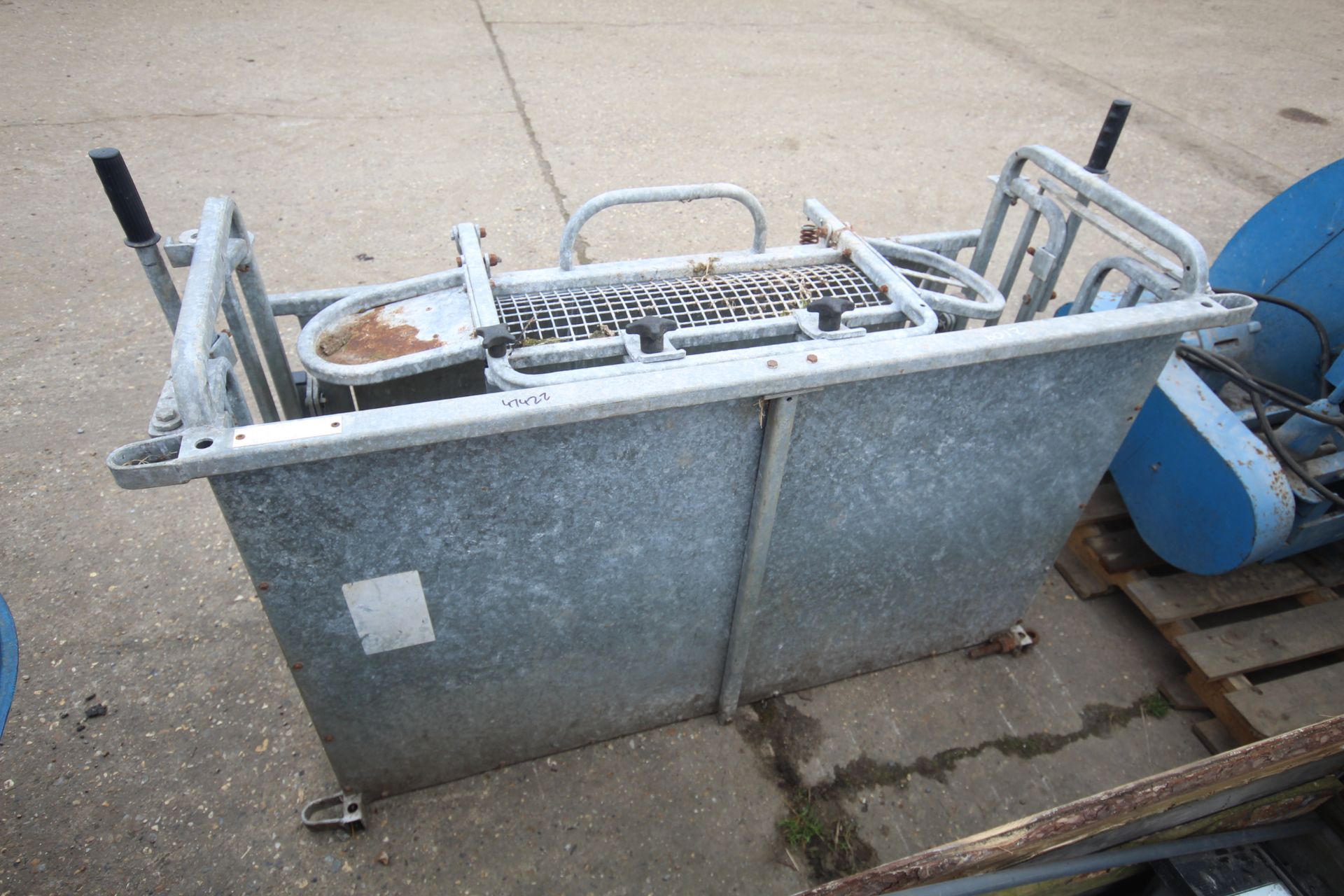 Sheep roll over crate. - Image 10 of 10