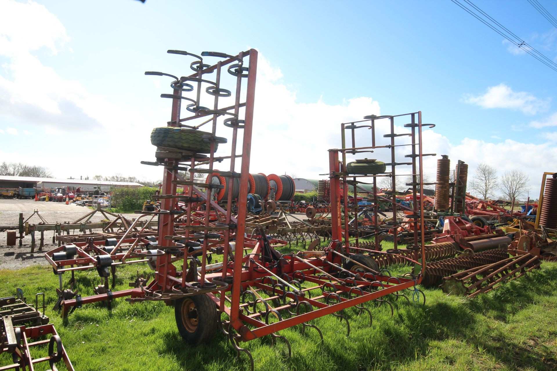 Large set of hydraulic folding spring tines. Owned from new. From a local Deceased estate. - Bild 3 aus 17