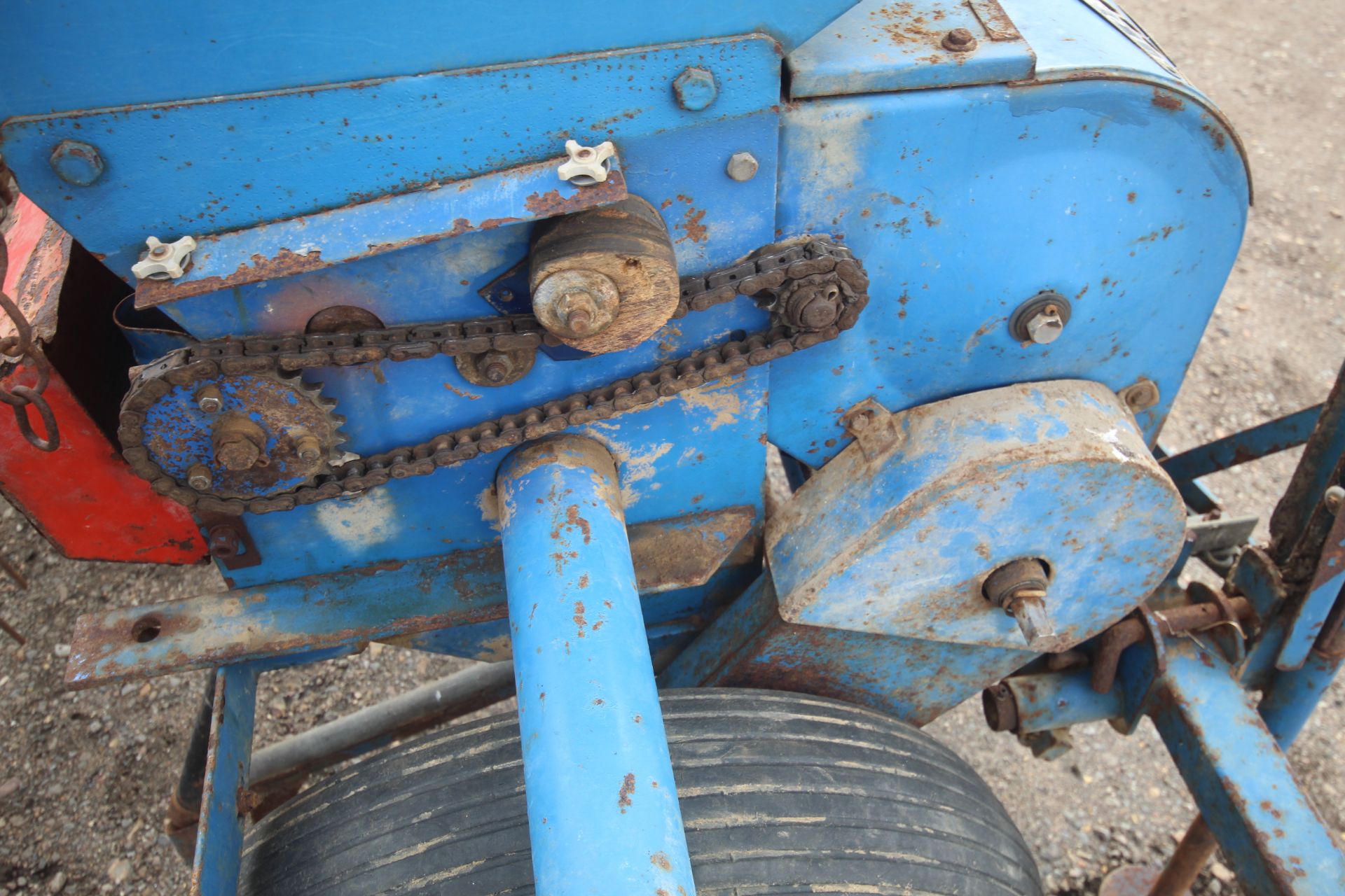 Nordsten 3m spring tine drill. Previously used for maize. Manual held. V - Image 19 of 56
