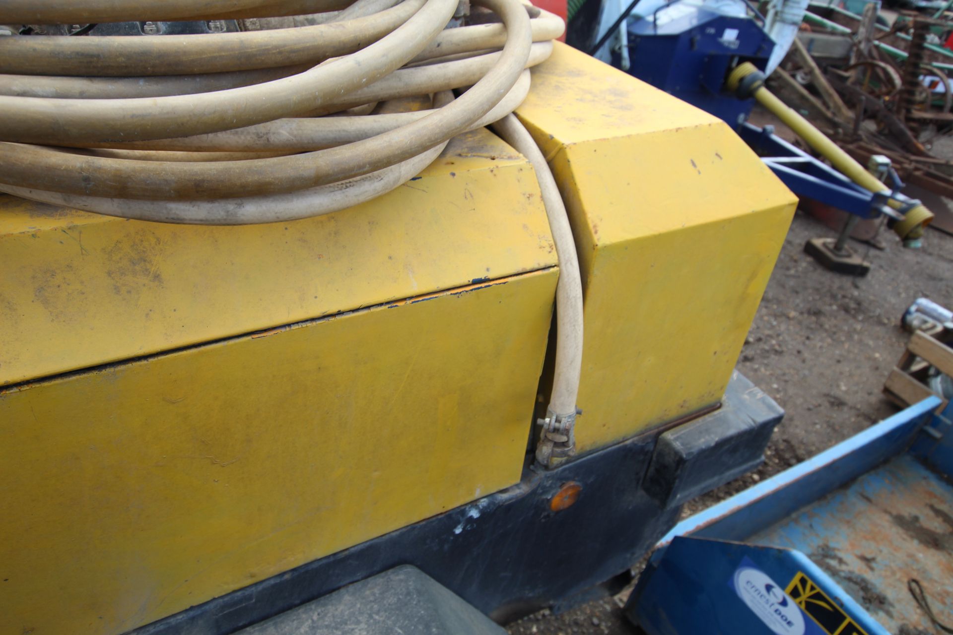 Road tow compressor. With pipes, lance and breaker - Image 7 of 28
