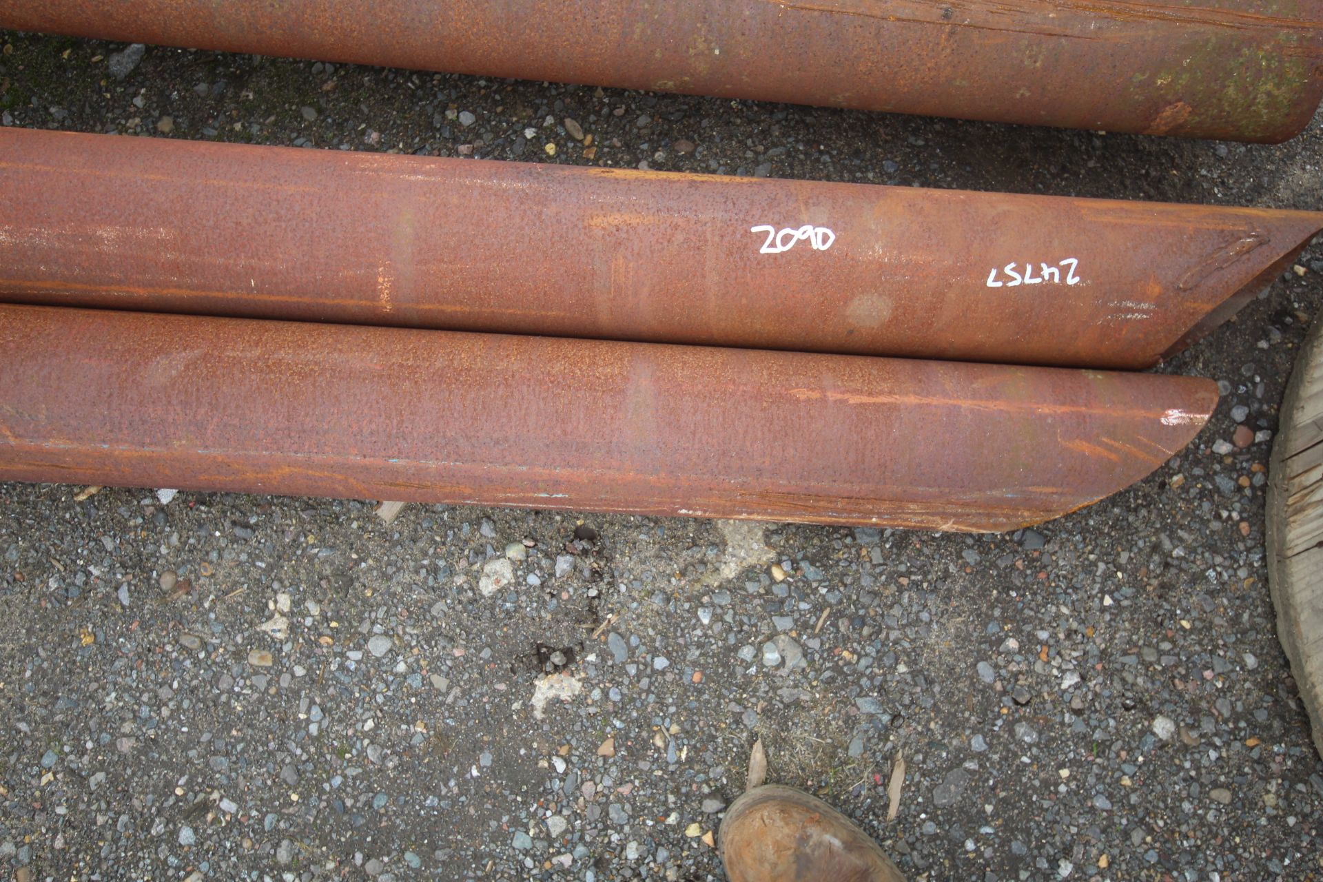 2x lengths of heavy duty steel tube. - Image 2 of 7