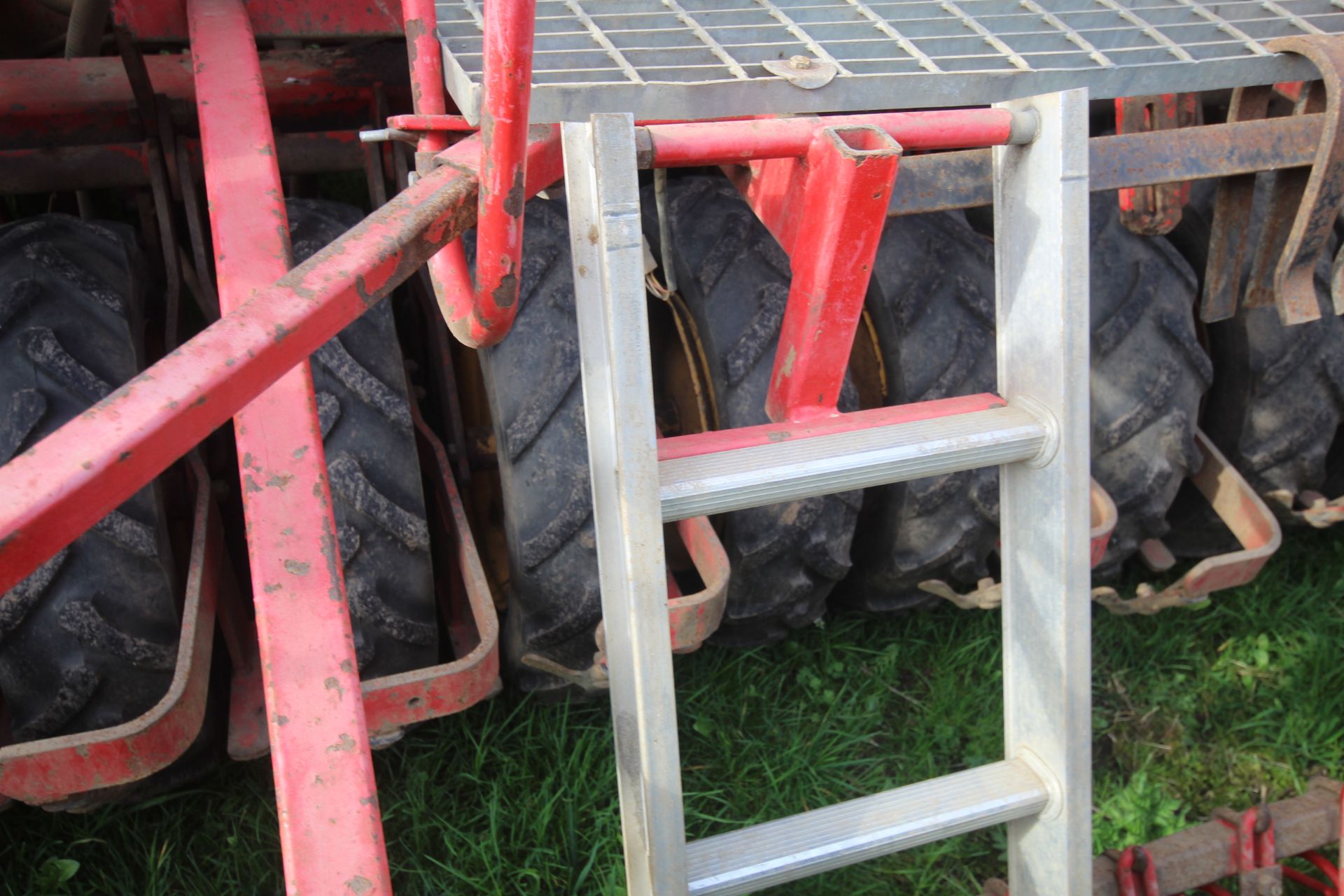 Vaderstad Rapid 400F 4m drill. Comprising rigid tines, two rows of disc coulters, tyre packer, - Image 16 of 38