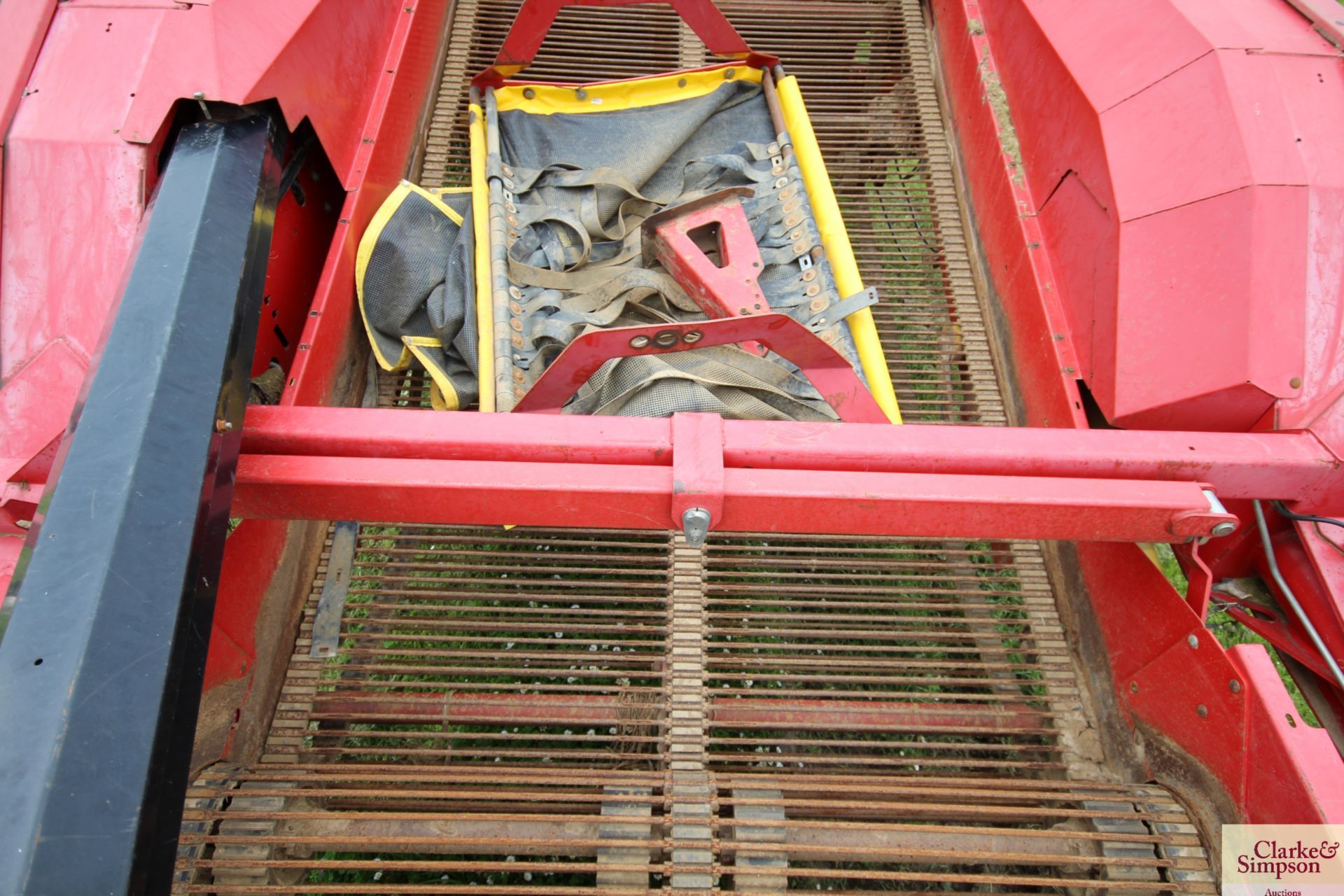 Grimme GT70 trailed potato harvester. 2011. Serial number 45001088. 16.5/85-28 and 620/50B22.5 - Image 24 of 34