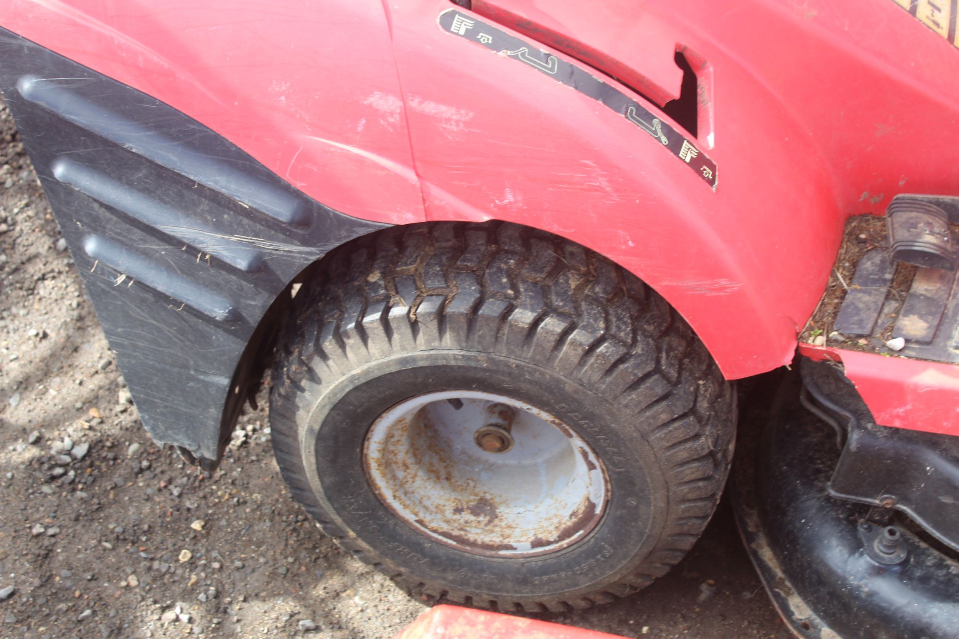 Honda Hydrostatic 2113 ride on mower. For spares or repair. Key held. - Image 9 of 20