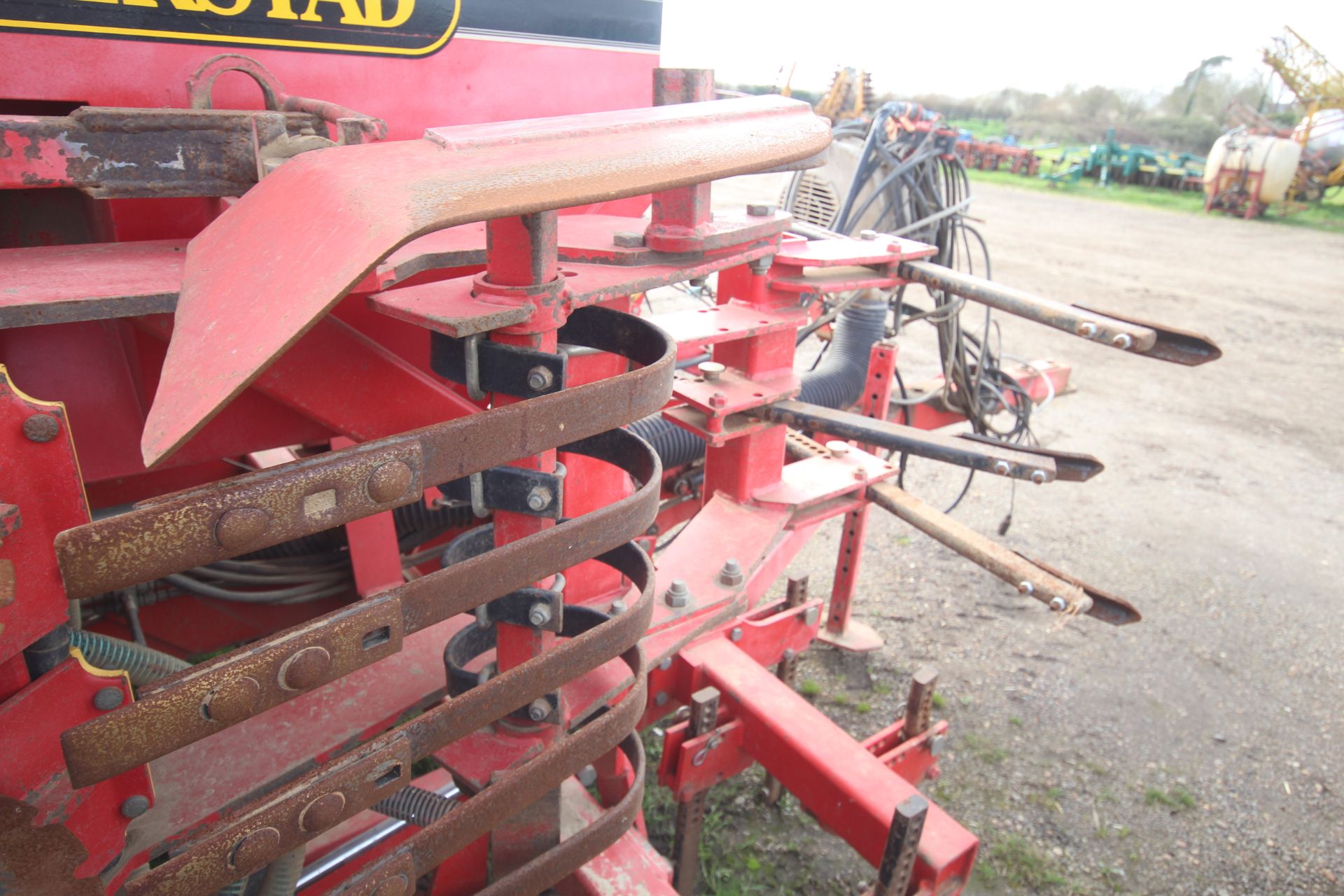 Vaderstad Rapid 400F 4m drill. Comprising rigid tines, two rows of disc coulters, tyre packer, - Image 26 of 38