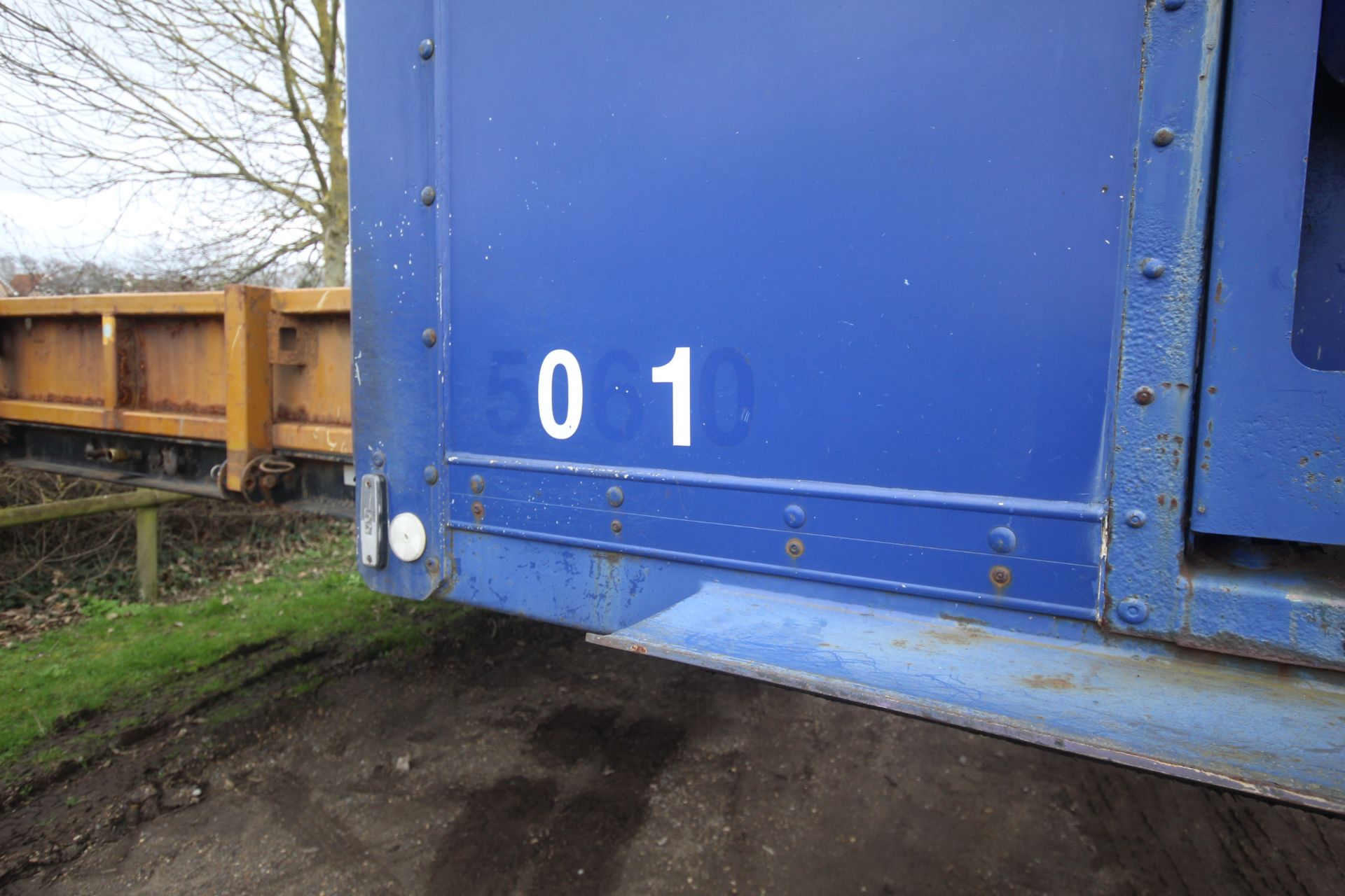 **CATALOGUE CHANGE** Montracon 39T 13.7m tri-axle curtain-side trailer. Registration C224538. Date - Image 9 of 74