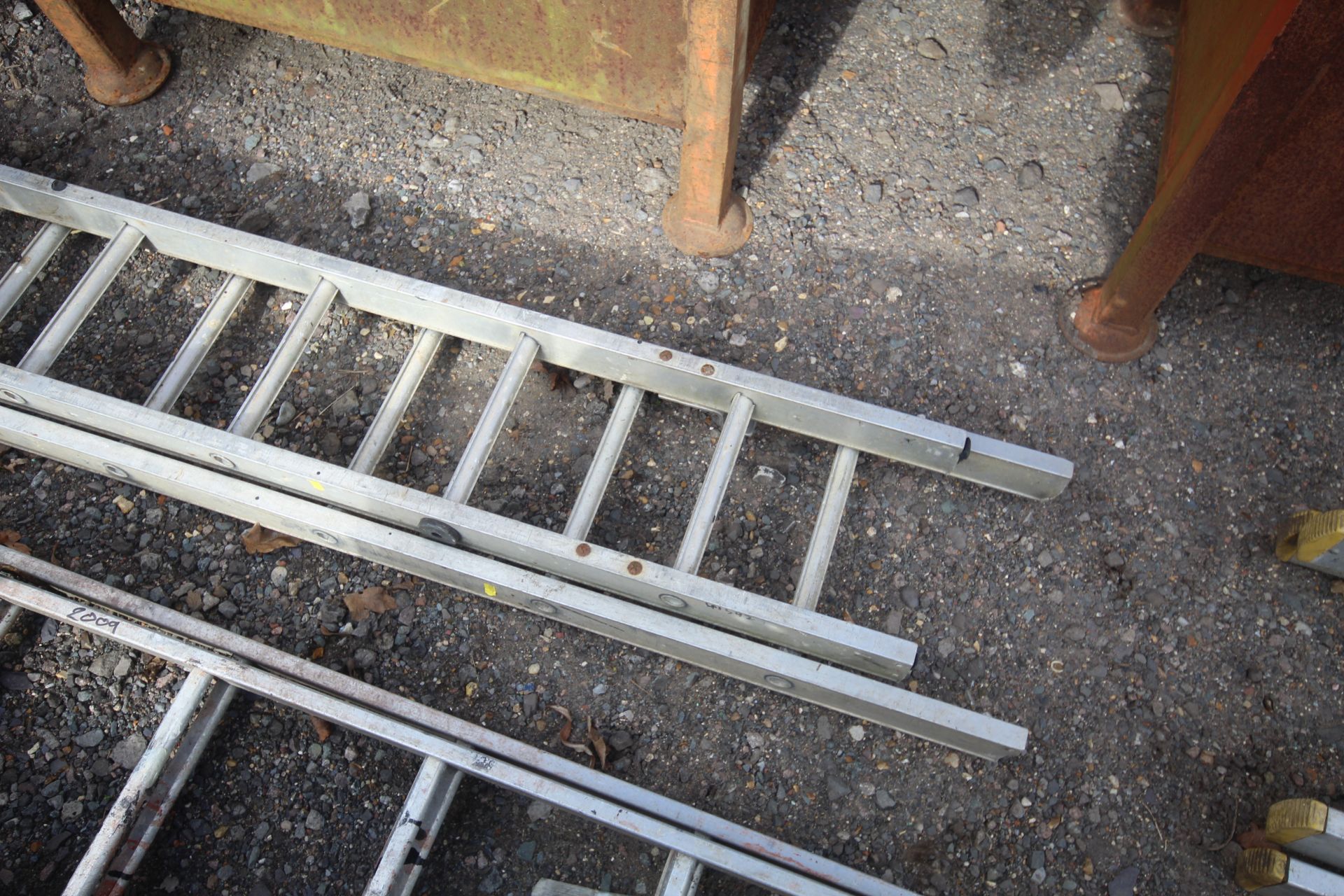 Extending aluminium ladder. - Image 2 of 7