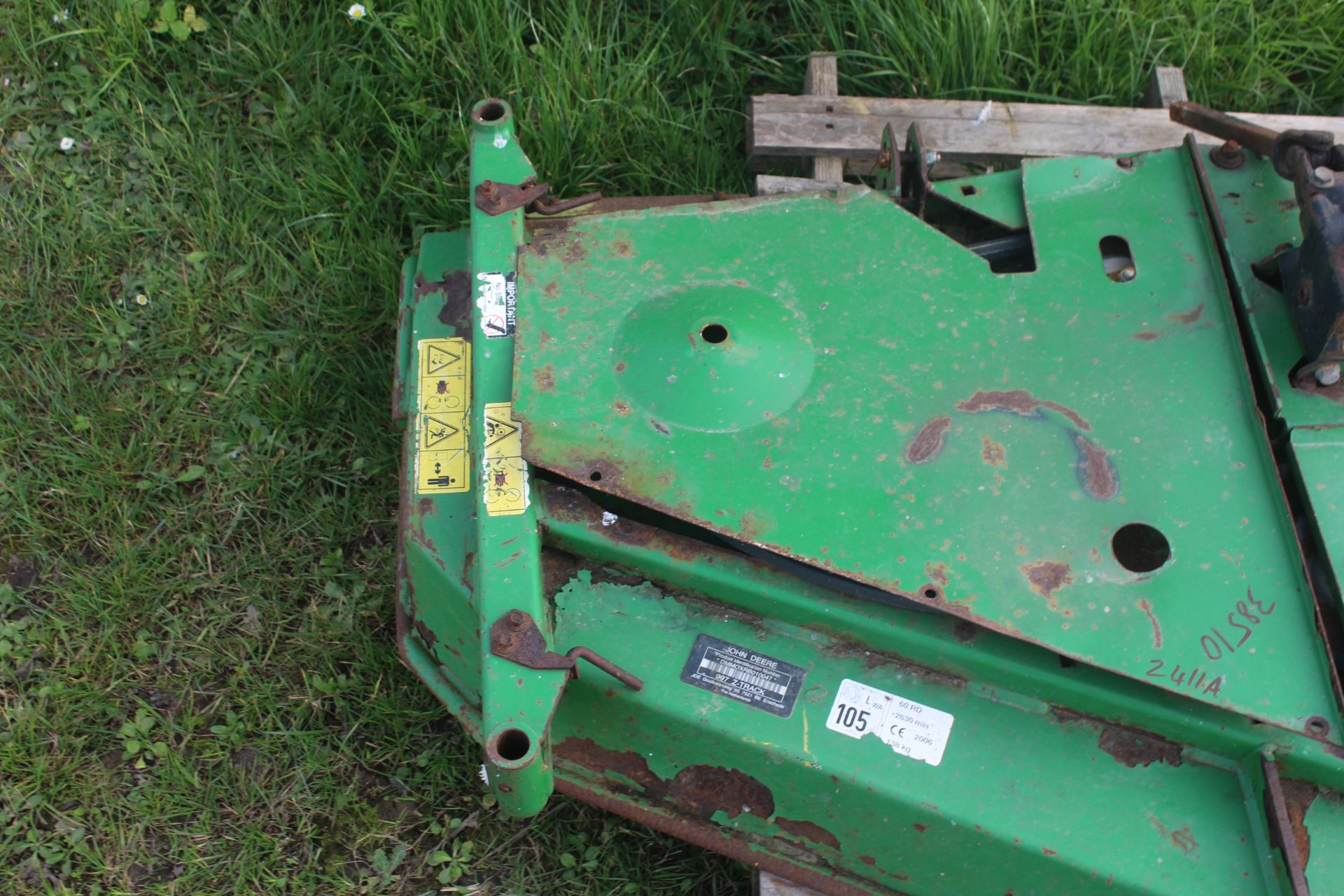 John Deere 997 Z-Track mid mounted mower deck. 200 - Image 2 of 5