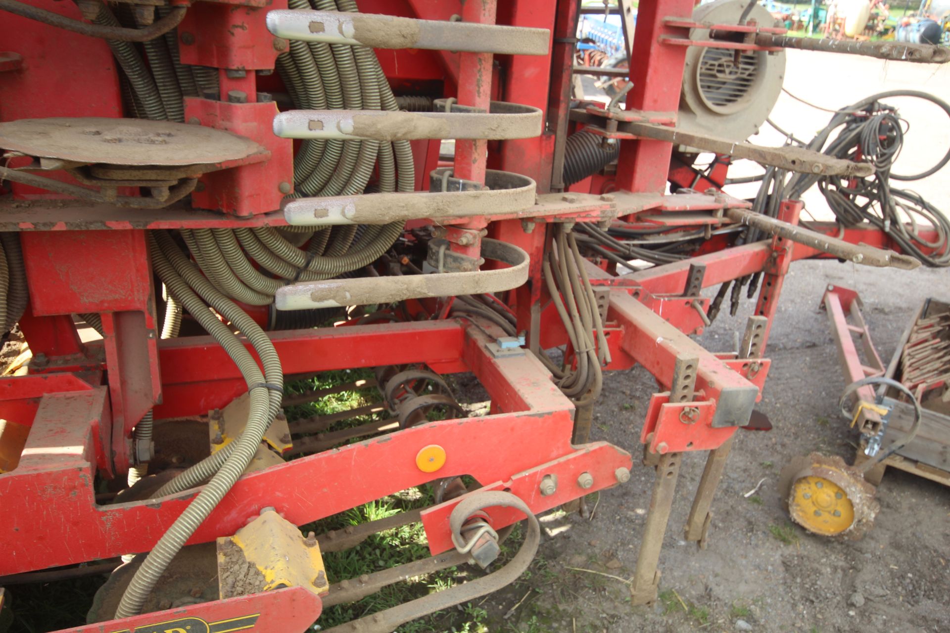 **UPDATED DESCRIPTION** Vaderstad Rapid 800F 8m disc drill. With rigid tines, levelling paddles, two - Image 41 of 60