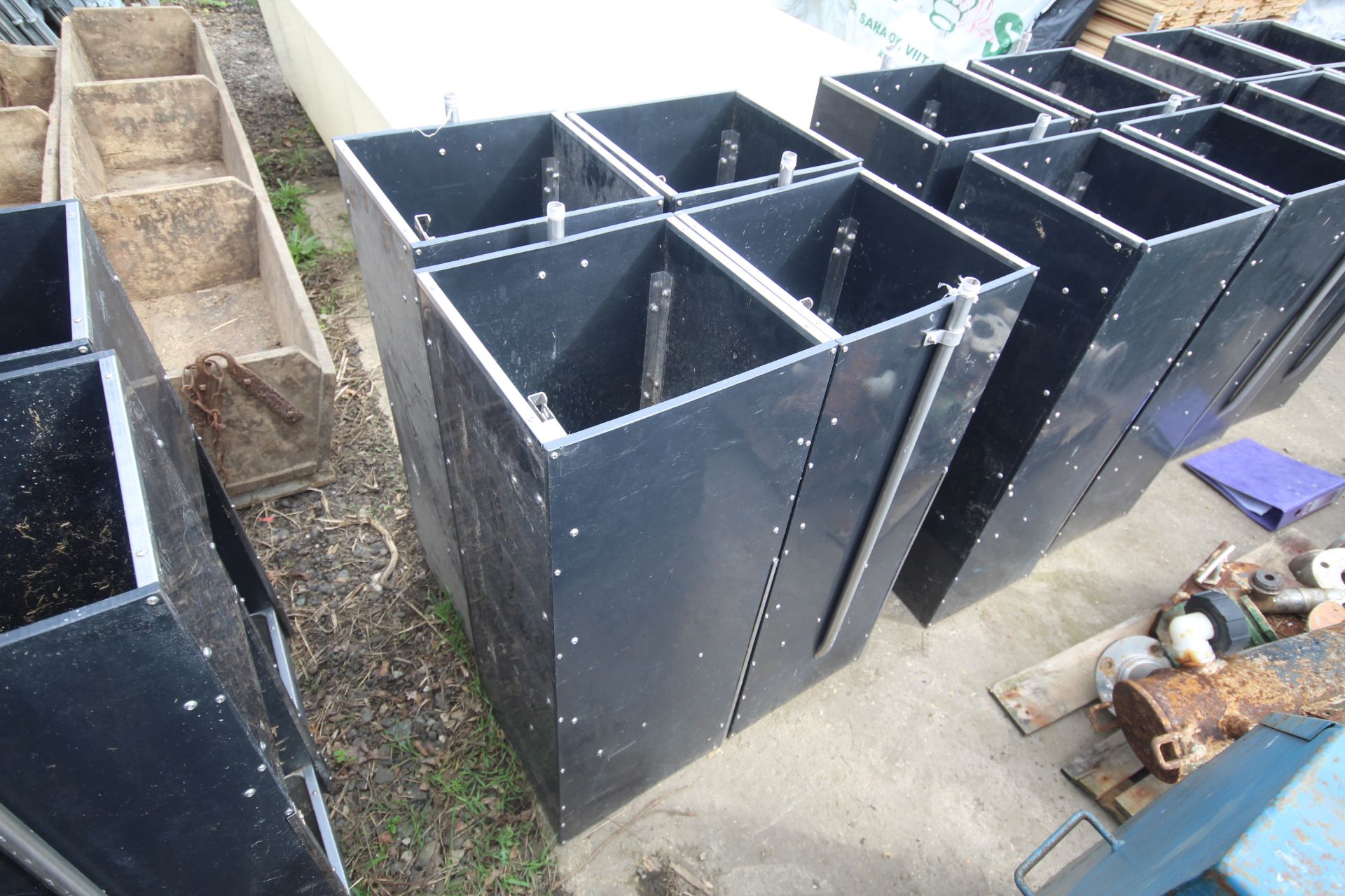 4x plastic 2 space feeders. V - Image 3 of 3