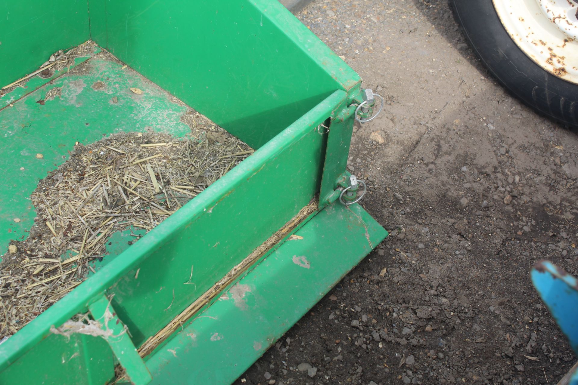Small tipping transport box. V - Image 8 of 11