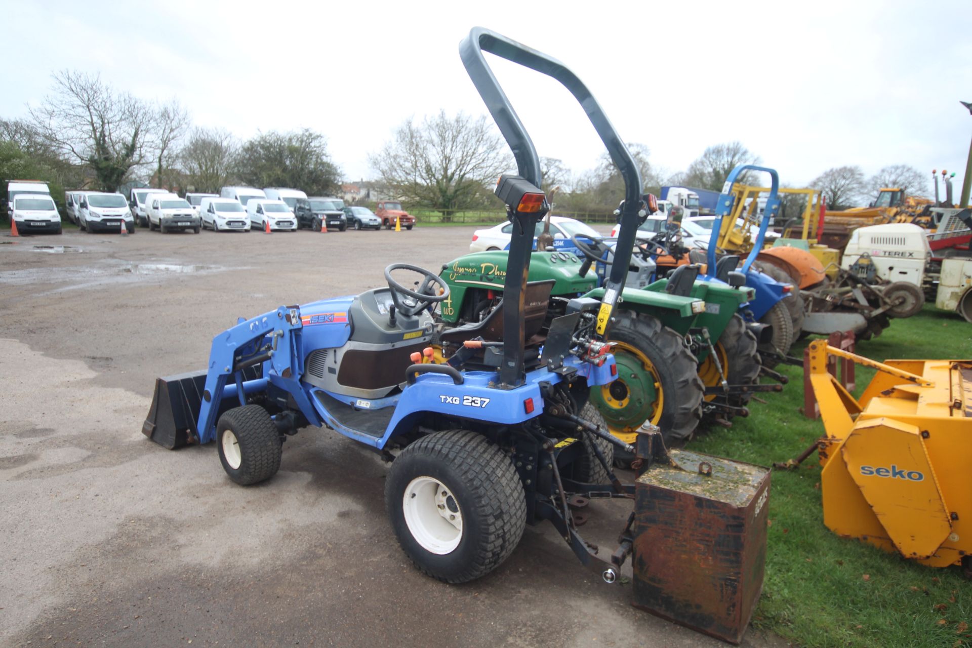 Iseki TGX237 4WD hydrostatic compact tractor. 2010. 605 hours. 26x12.00-12 rear turf wheels and - Bild 4 aus 39