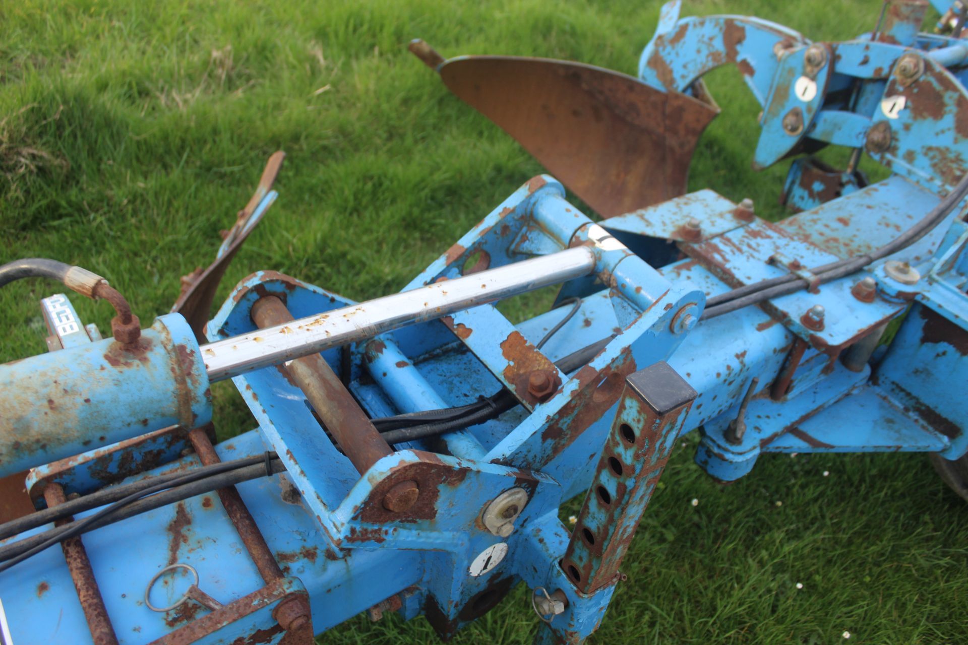 Standen hydraulic folding four row bed former. Serial number 298. 2011. With bout marker brackets - Image 7 of 36