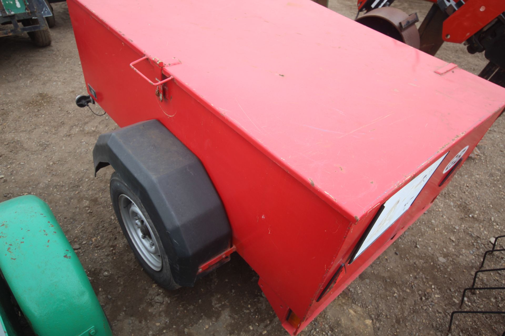 Scott Trailers single axle double skin chemical trailer. With lockable lid and unused spare wheel. - Image 7 of 17