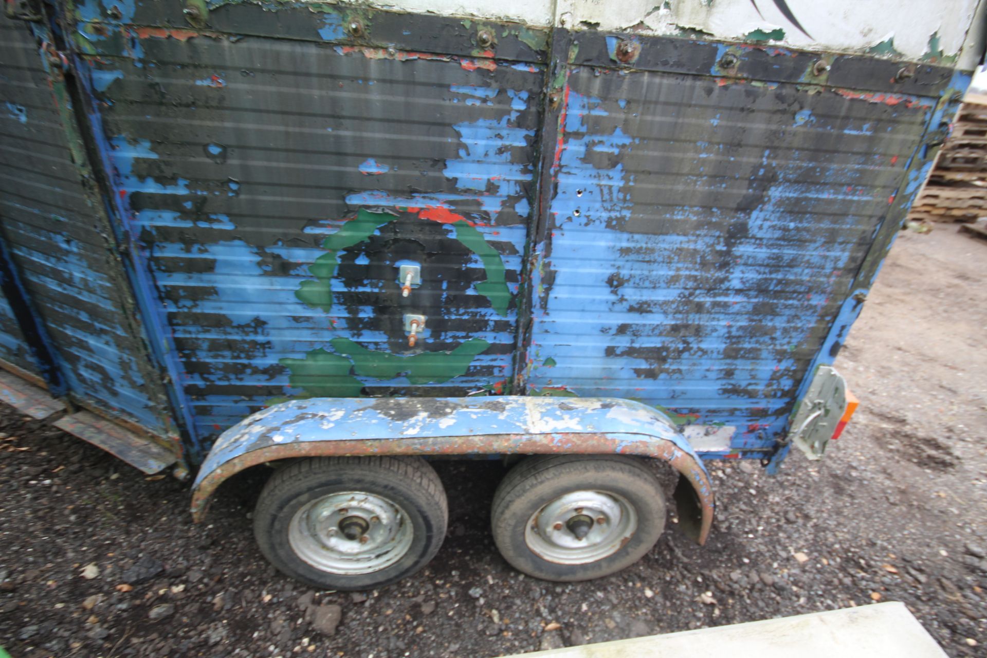 Twin axle horse box. - Image 14 of 37