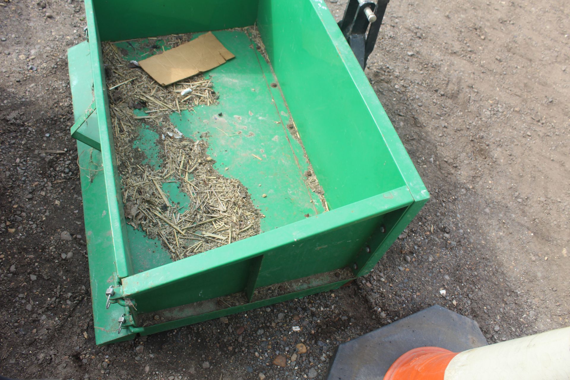 Small tipping transport box. V - Image 9 of 11