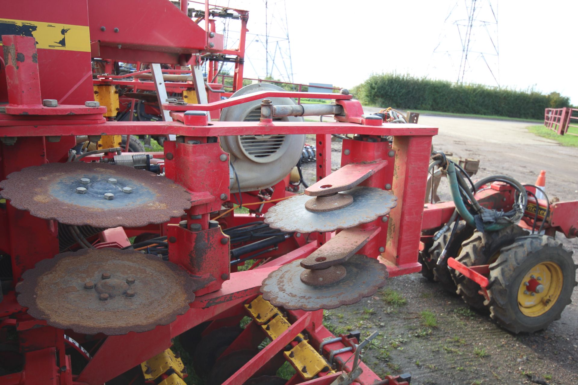 Vaderstad Rapid 400F 4m System Disc drill. With smooth tyre packer, front packer and spares. Control - Image 39 of 56