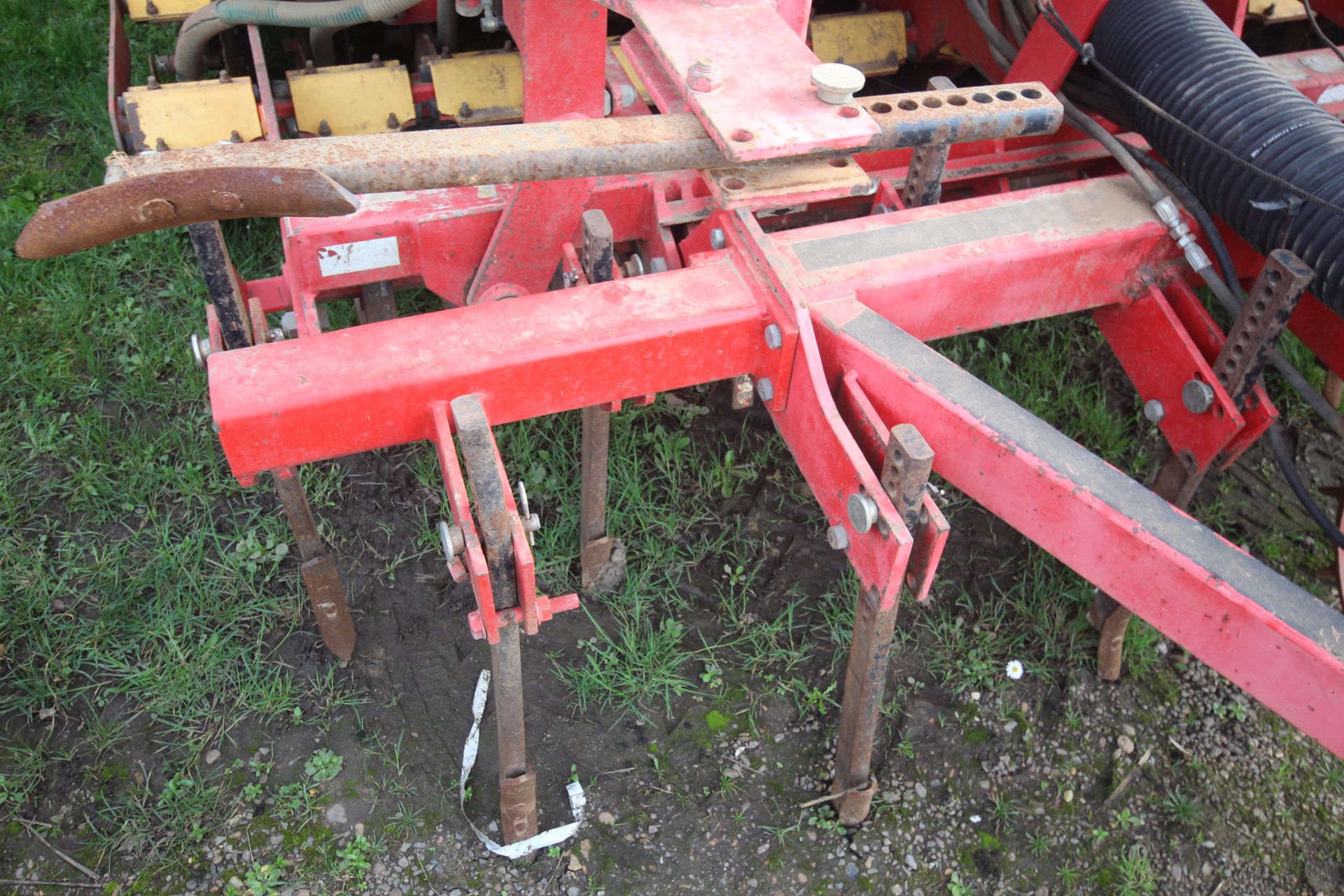 Vaderstad Rapid 400F 4m drill. Comprising rigid tines, two rows of disc coulters, tyre packer, - Image 31 of 38