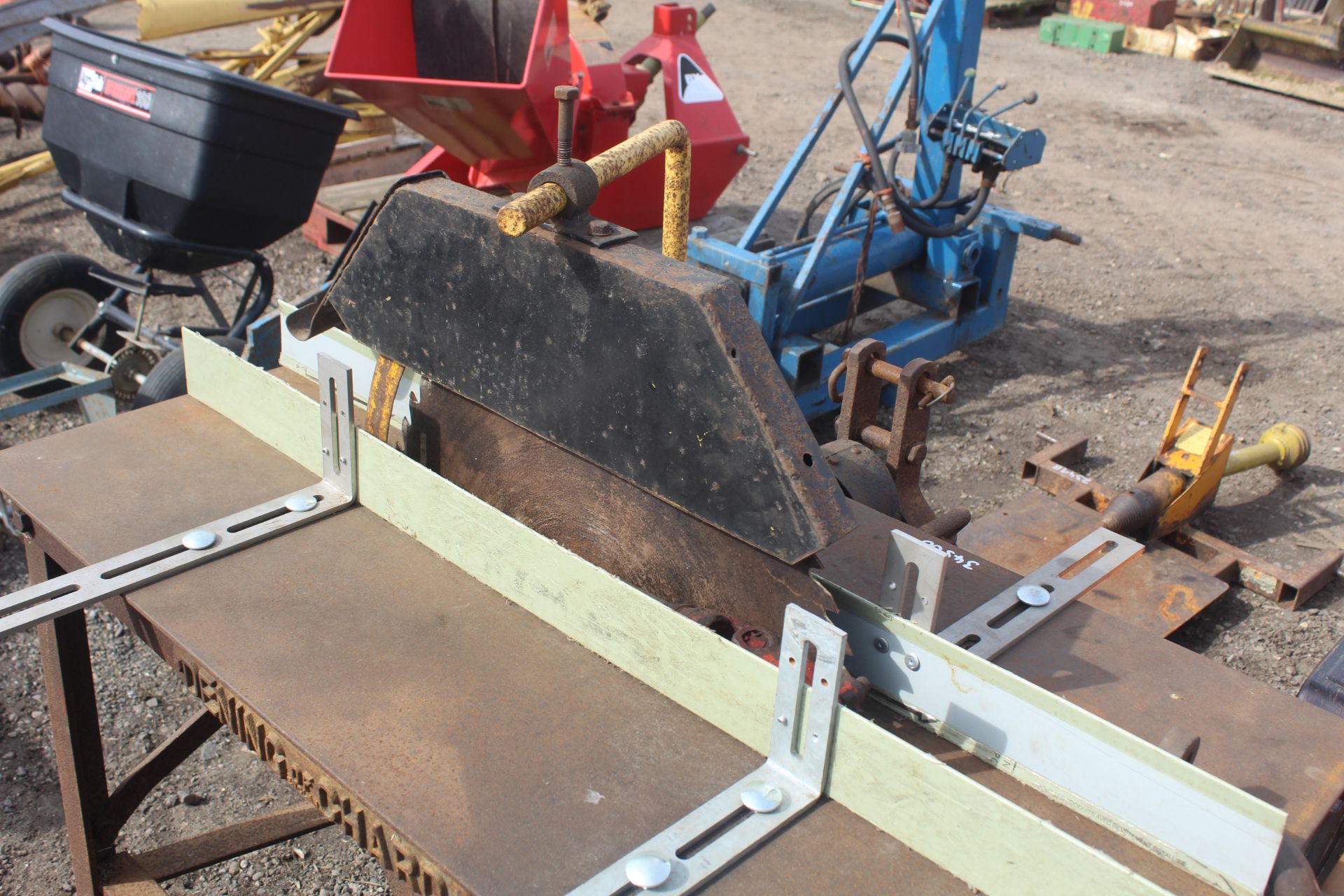 Dening linkage mounted PTO driven saw bench. V - Image 7 of 8