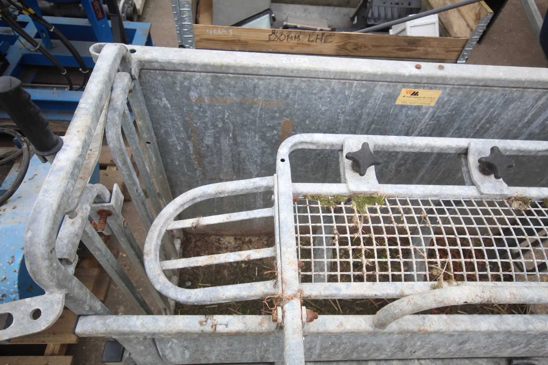 Sheep roll over crate. - Image 3 of 10