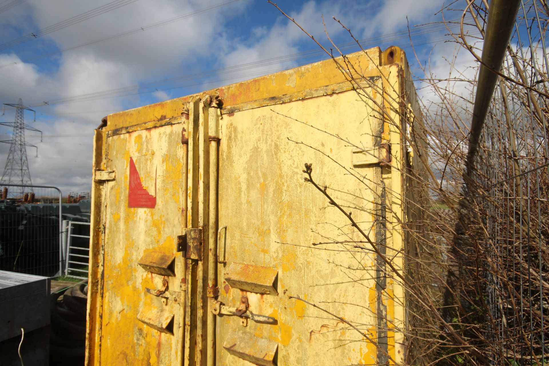 Secure site container. Approx 7ft 6in high, 6ft 5in wide and 5ft 10in long. V - Image 4 of 15