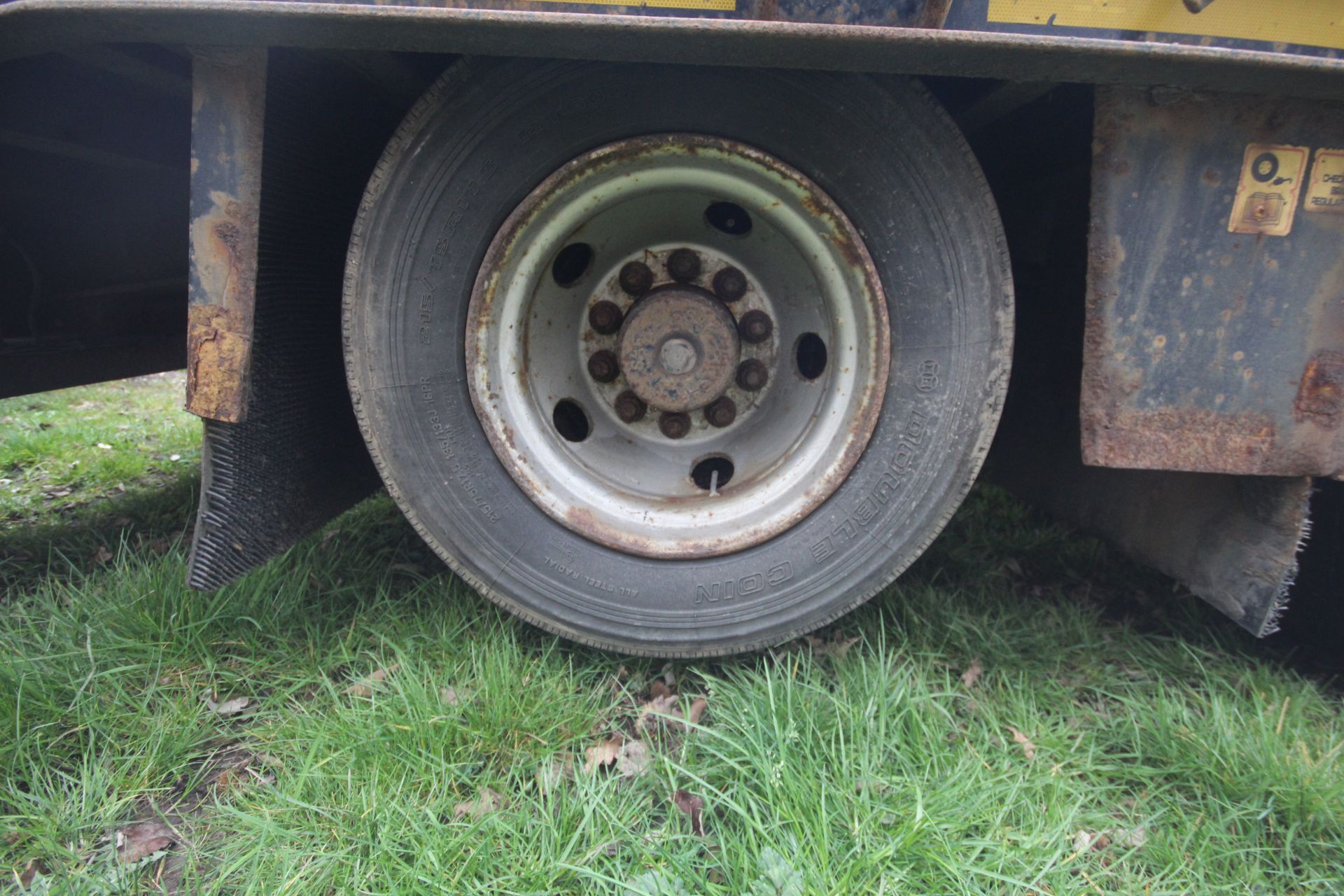 SM Trailers 37.3T 13.7m tri-axle step frame beavertail low loader trailer. Registration C198677. - Image 37 of 56