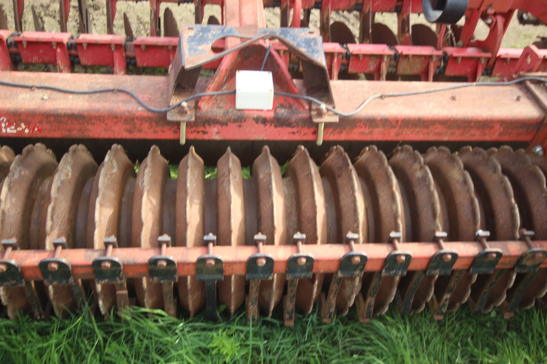 HeVa 3.5m Combi-Lift 7 lege subsoiler. Coupled to HeVa Disc Roller. Comprising two rows of discs and - Image 16 of 31