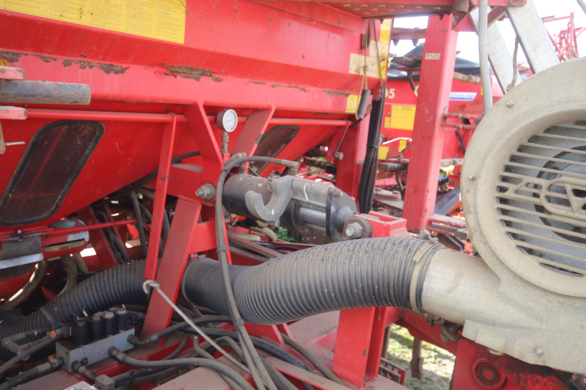 **UPDATED DESCRIPTION** Vaderstad Rapid 800F 8m disc drill. With rigid tines, levelling paddles, two - Image 46 of 60