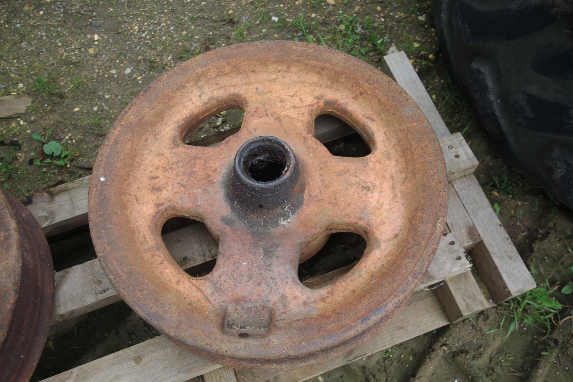 Fordson Major cast iron wheels. (11) - Bild 3 aus 3