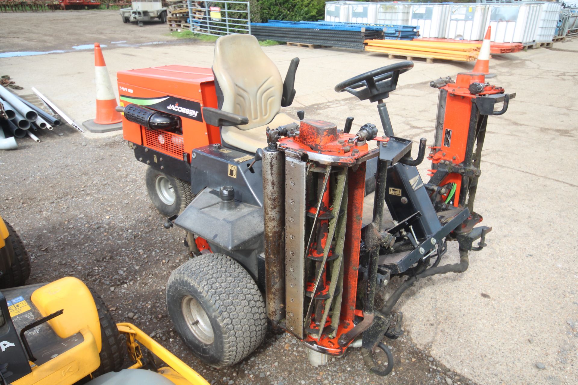 Ransomes Jacobson T-Plex 185 D 3WD triple gang fine-cut ride-on mower. 2,690 hours. With - Image 2 of 24