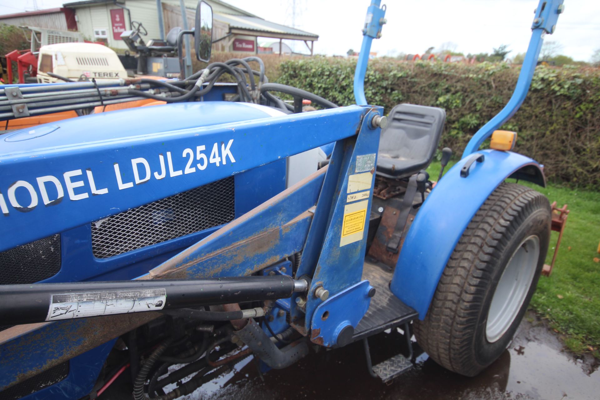 Lenar JL254 II 4WD compact tractor. Turf wheels and tyres. Lenar LDJL245K power loader. With - Bild 11 aus 39