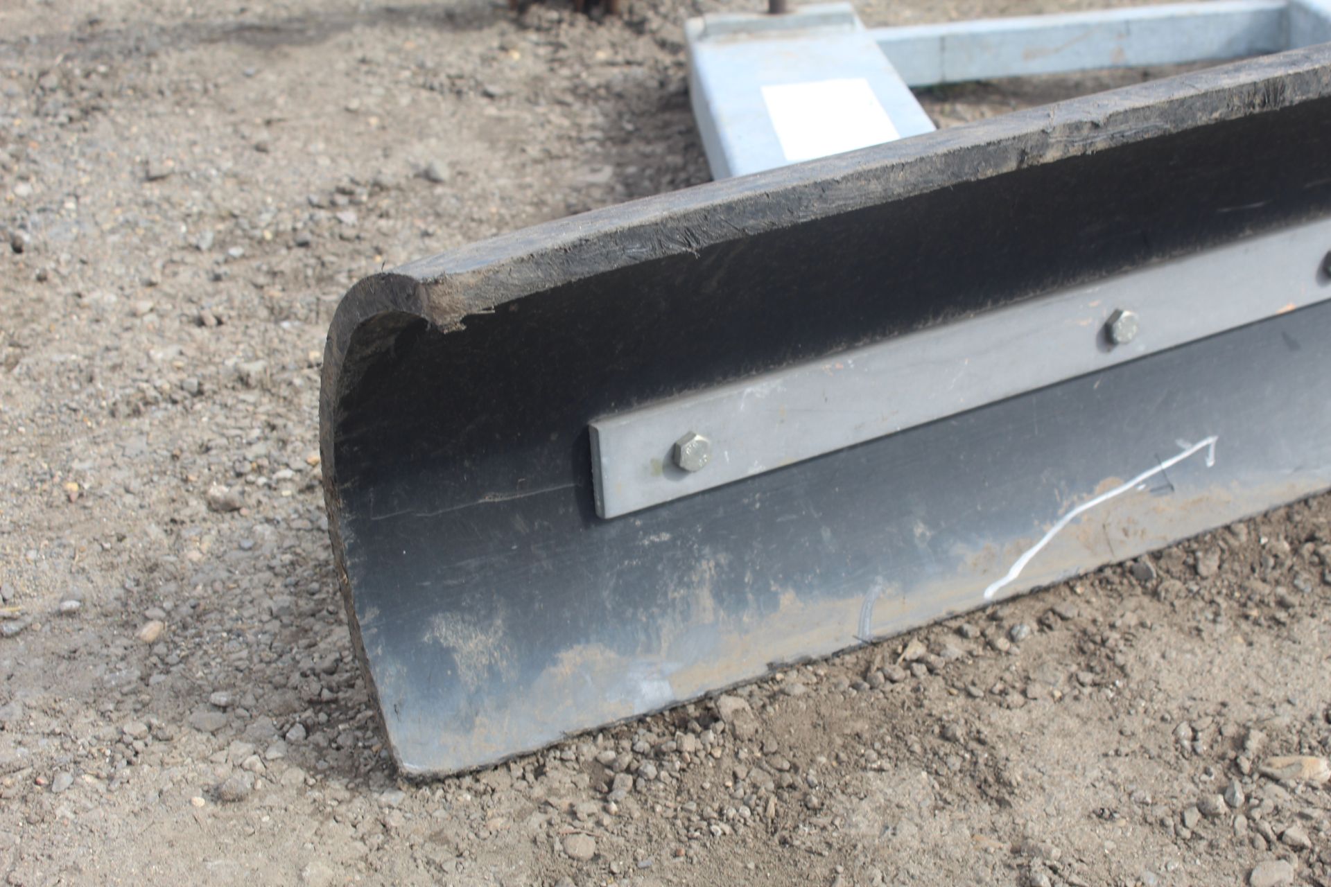 Snow plough/ grader blade to fit pallet tines. V - Image 2 of 7
