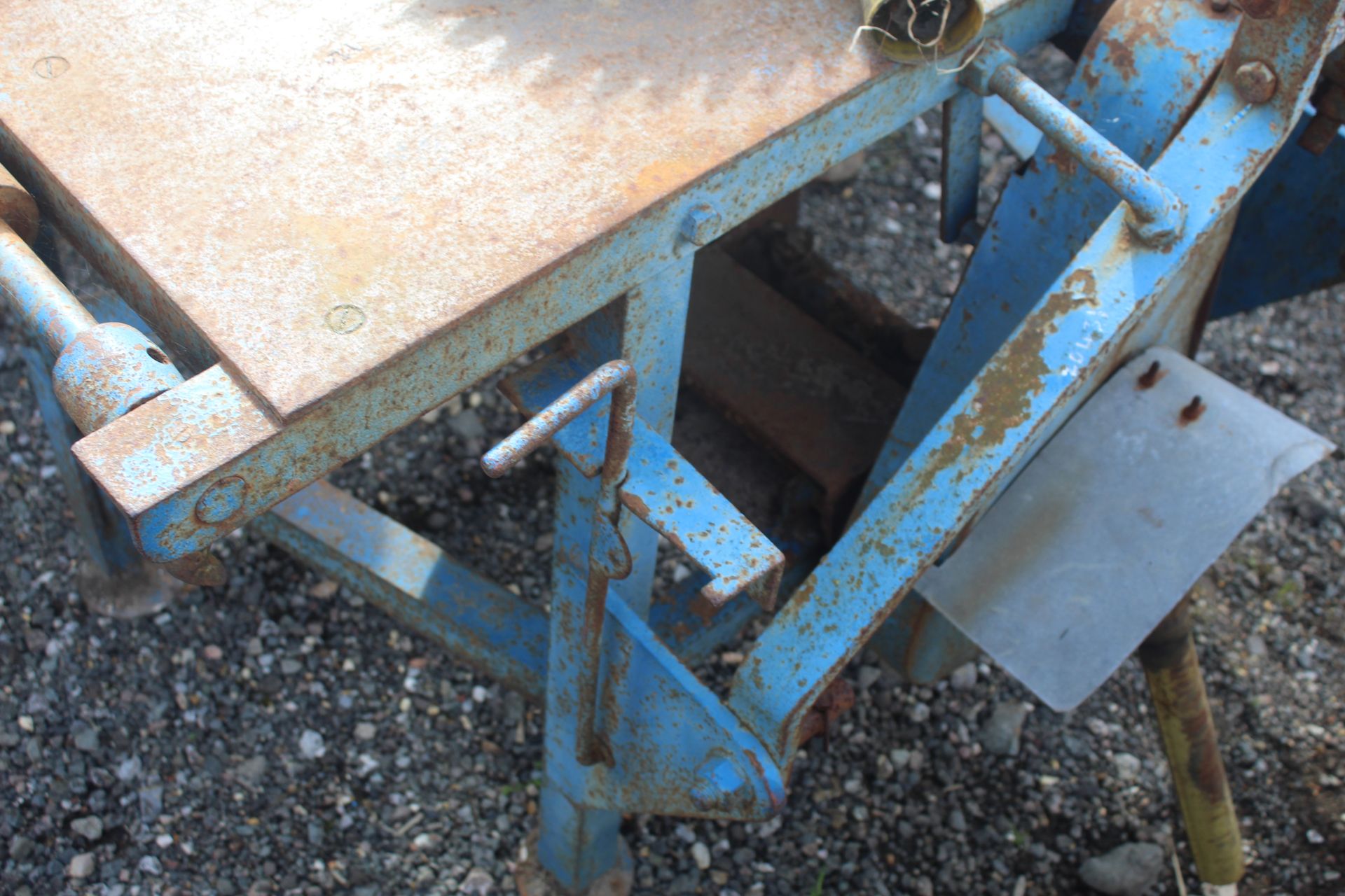 Dening PTO driven linkage mounted cast iron saw bench. - Image 7 of 10