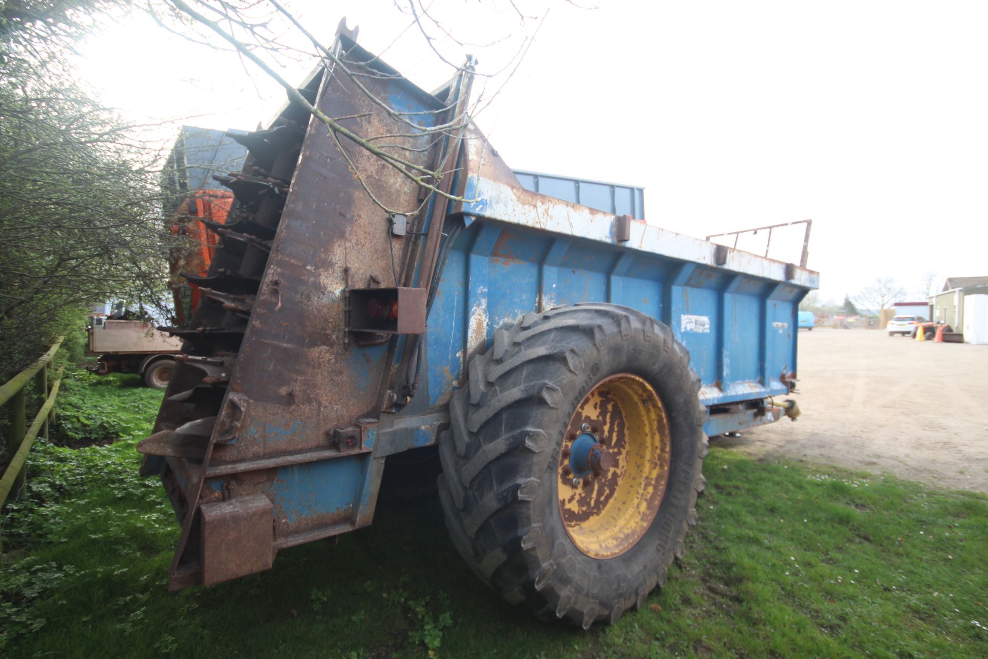 Bunning 12T single axle muck spreader. With twin vertical beaters, slurry door and removable - Image 3 of 31