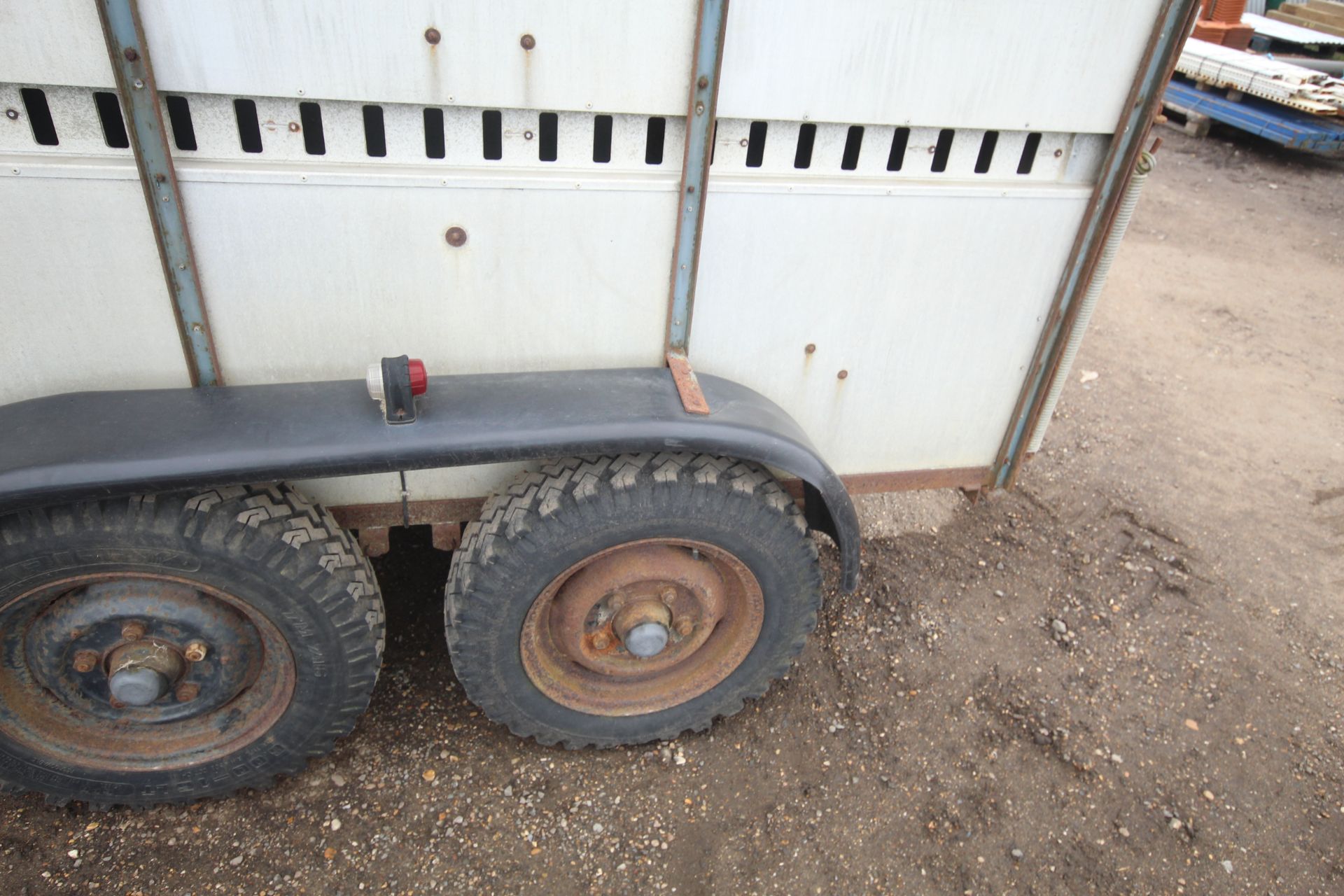 Twin axle livestock trailer. - Image 13 of 38