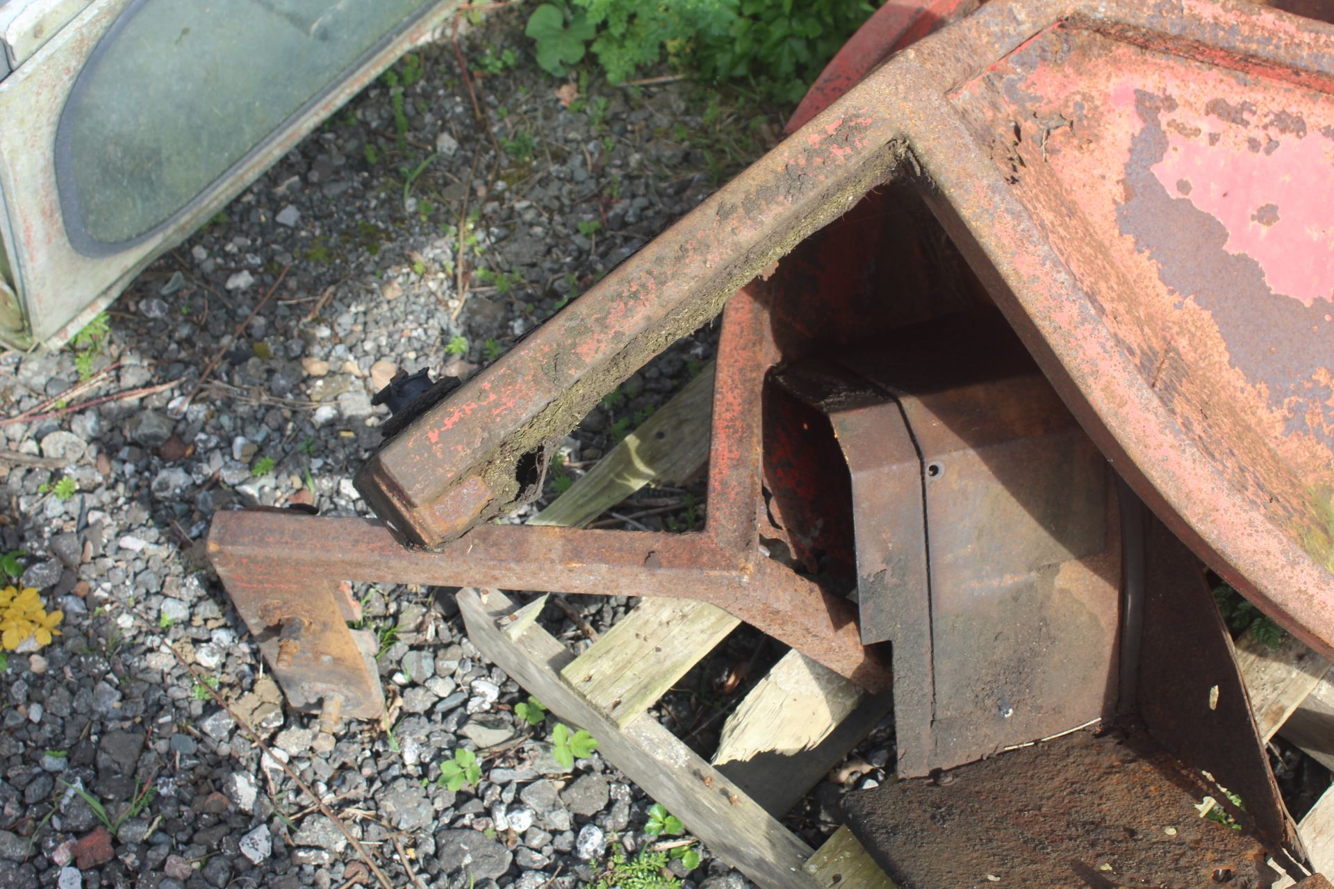 Massey Ferguson 240 cab and mudguards. - Image 14 of 16