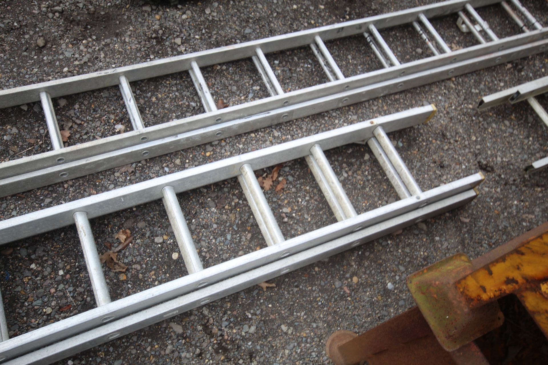 Large aluminium extending ladder. - Image 5 of 5