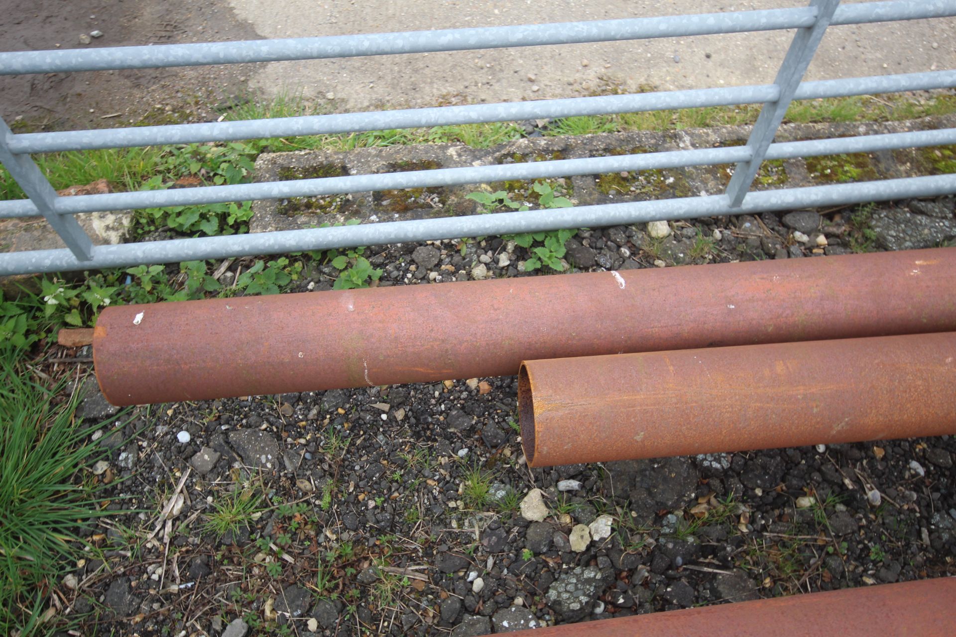 2x lengths of heavy duty steel tube. - Image 2 of 7