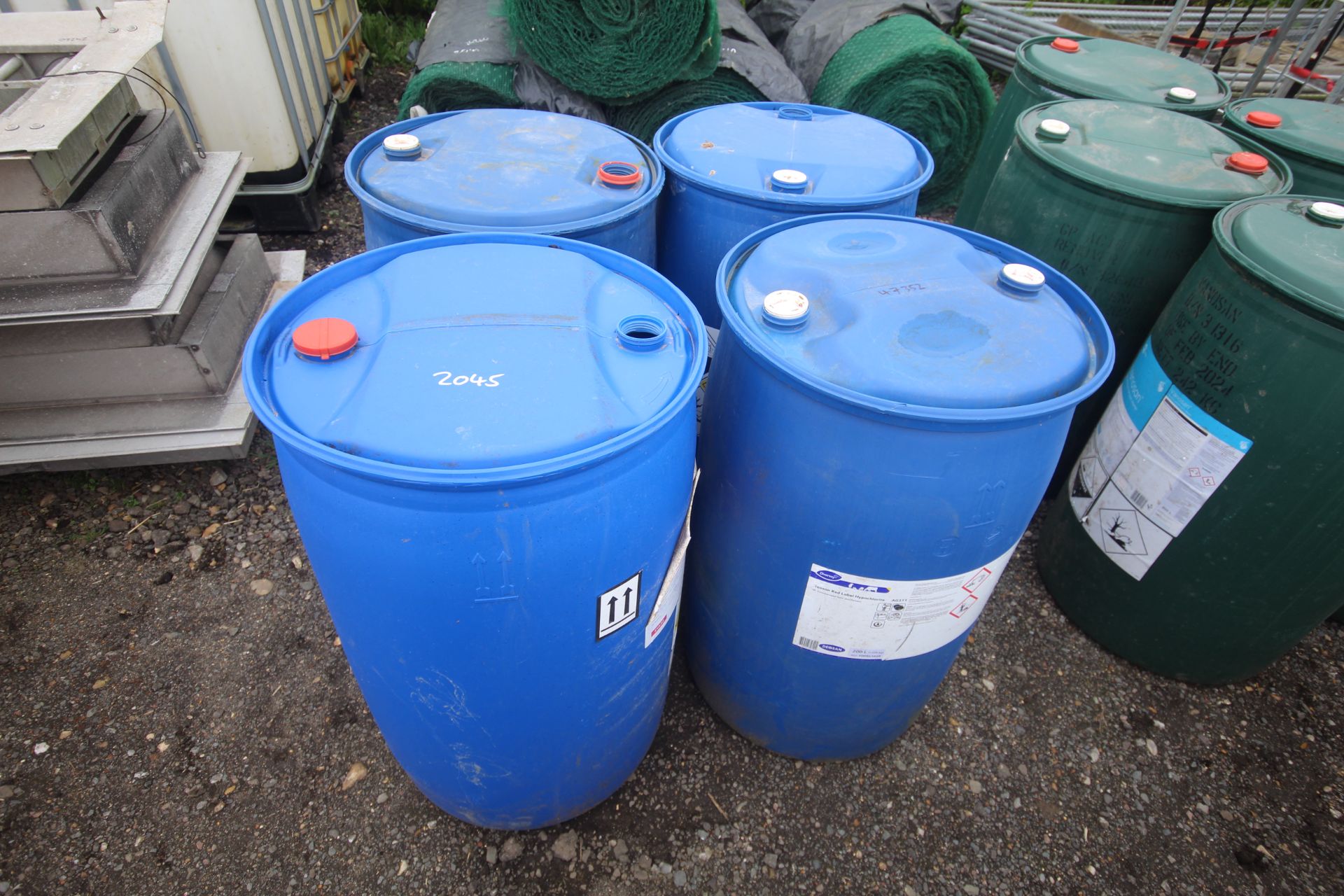 4x 200L plastic drums. V