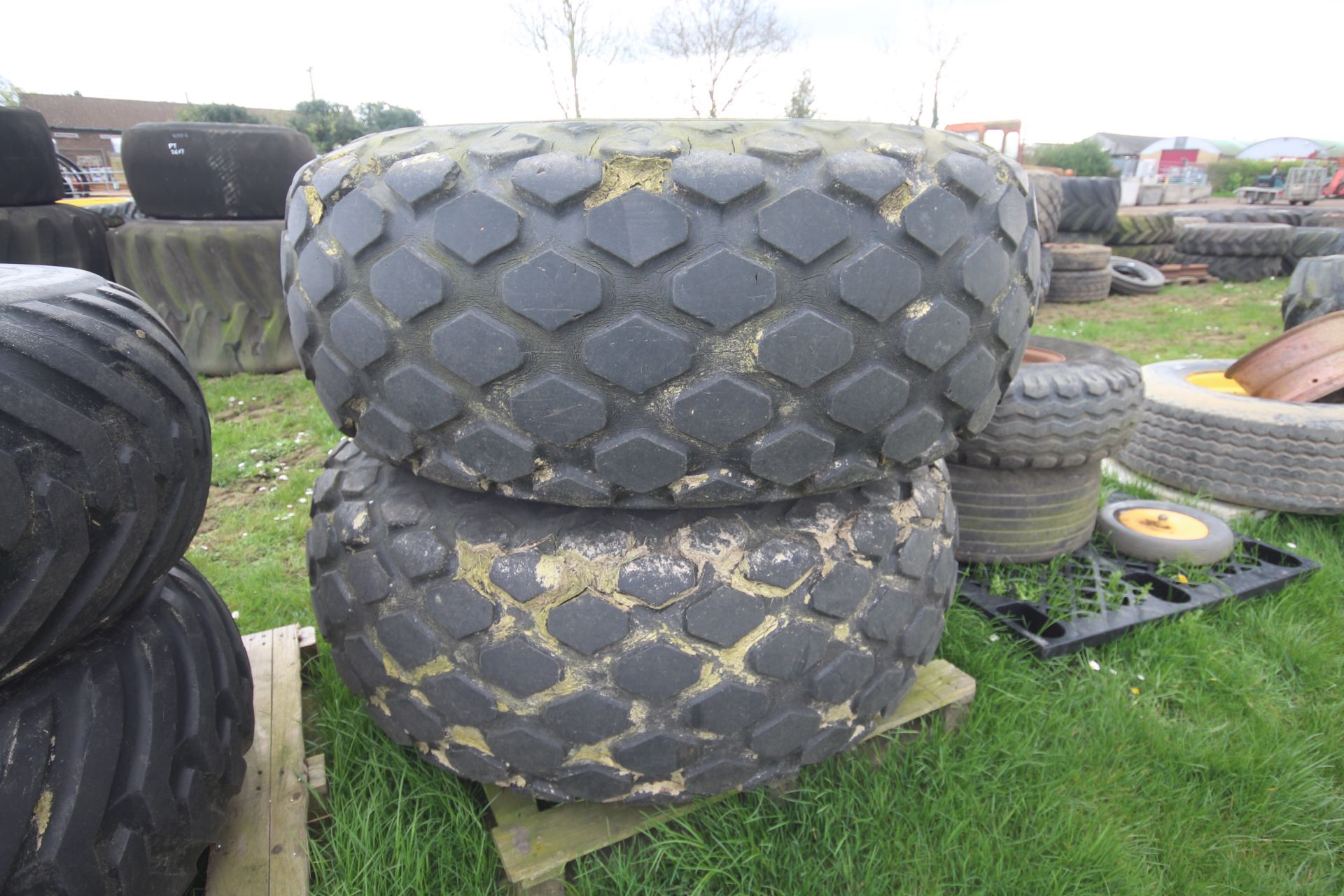 Set of turf wheels and tyres. Comprising 23.1-26 r - Image 3 of 10