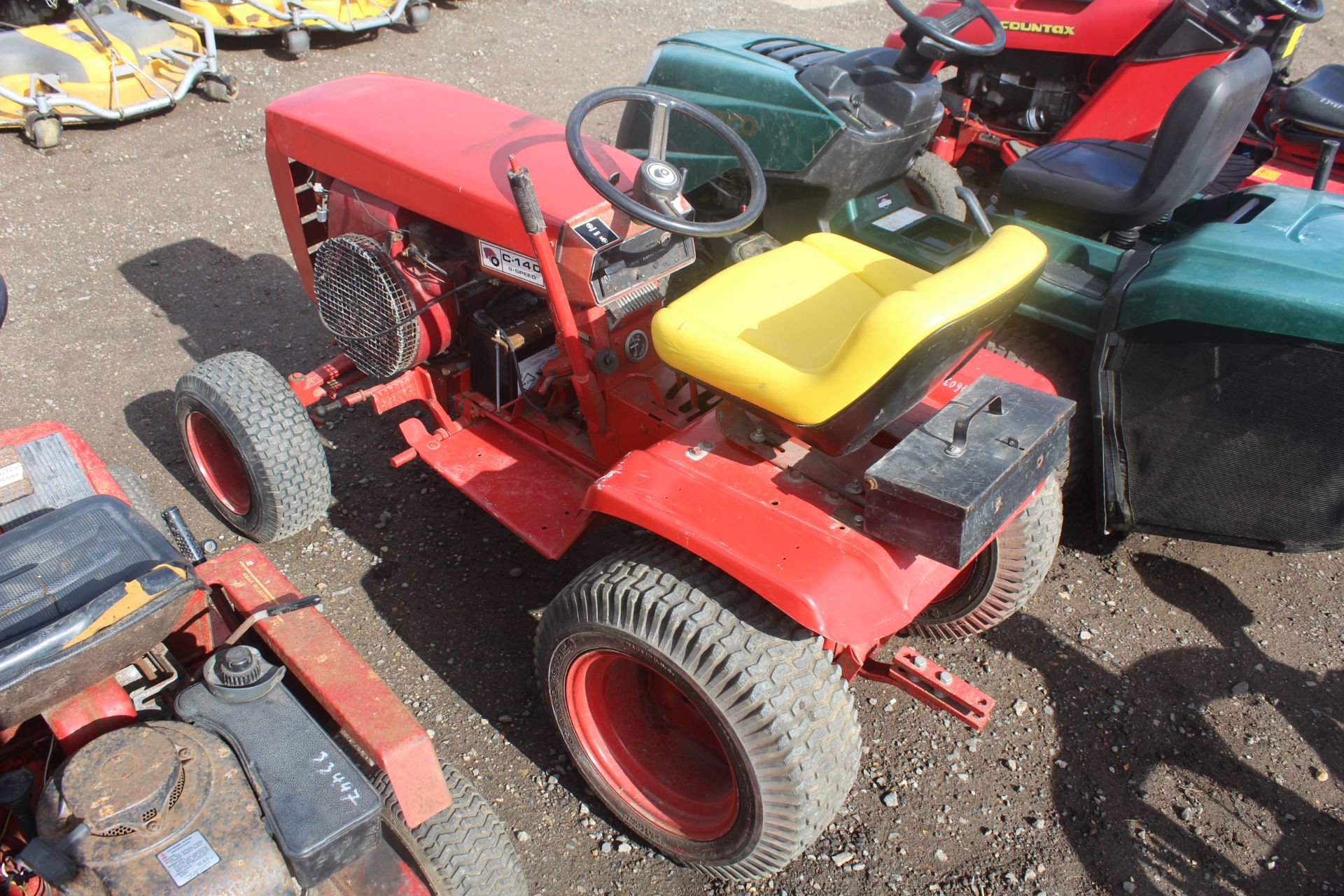 Wheel Horse garden tractor. Key held - Image 3 of 18