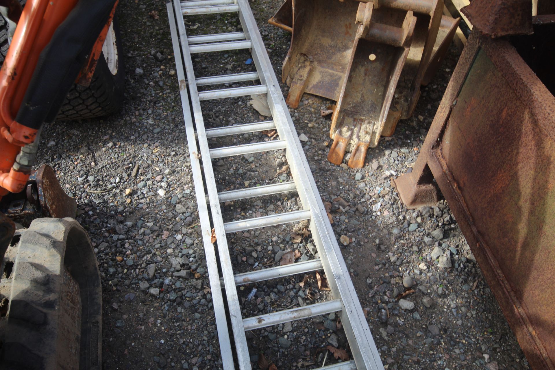 Extending aluminium ladder. - Image 5 of 7
