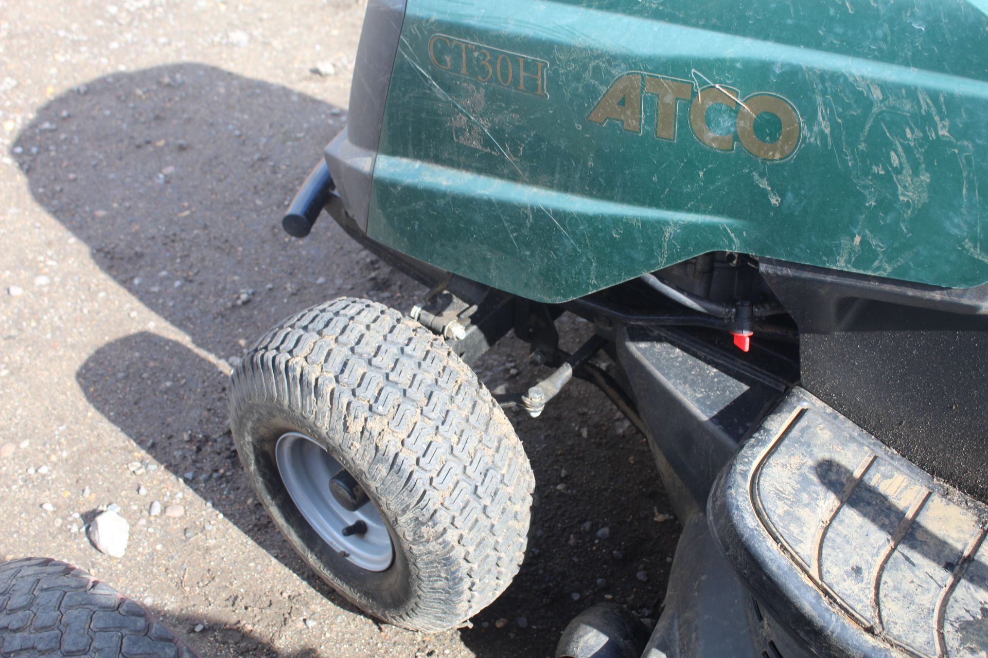 Atco GT30H hydrostatic ride-on mower. With collector. Key held. - Image 18 of 21