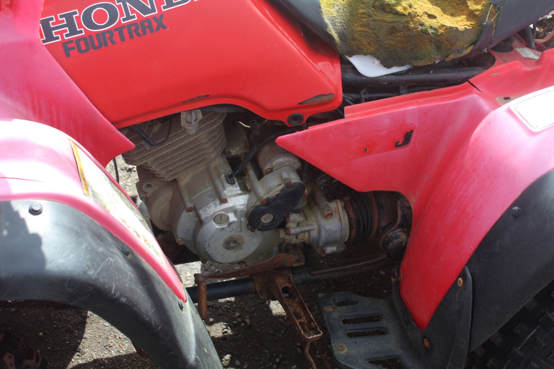 Honda Fourtrax 2WD quad bike. For spares or repair. V - Image 5 of 18