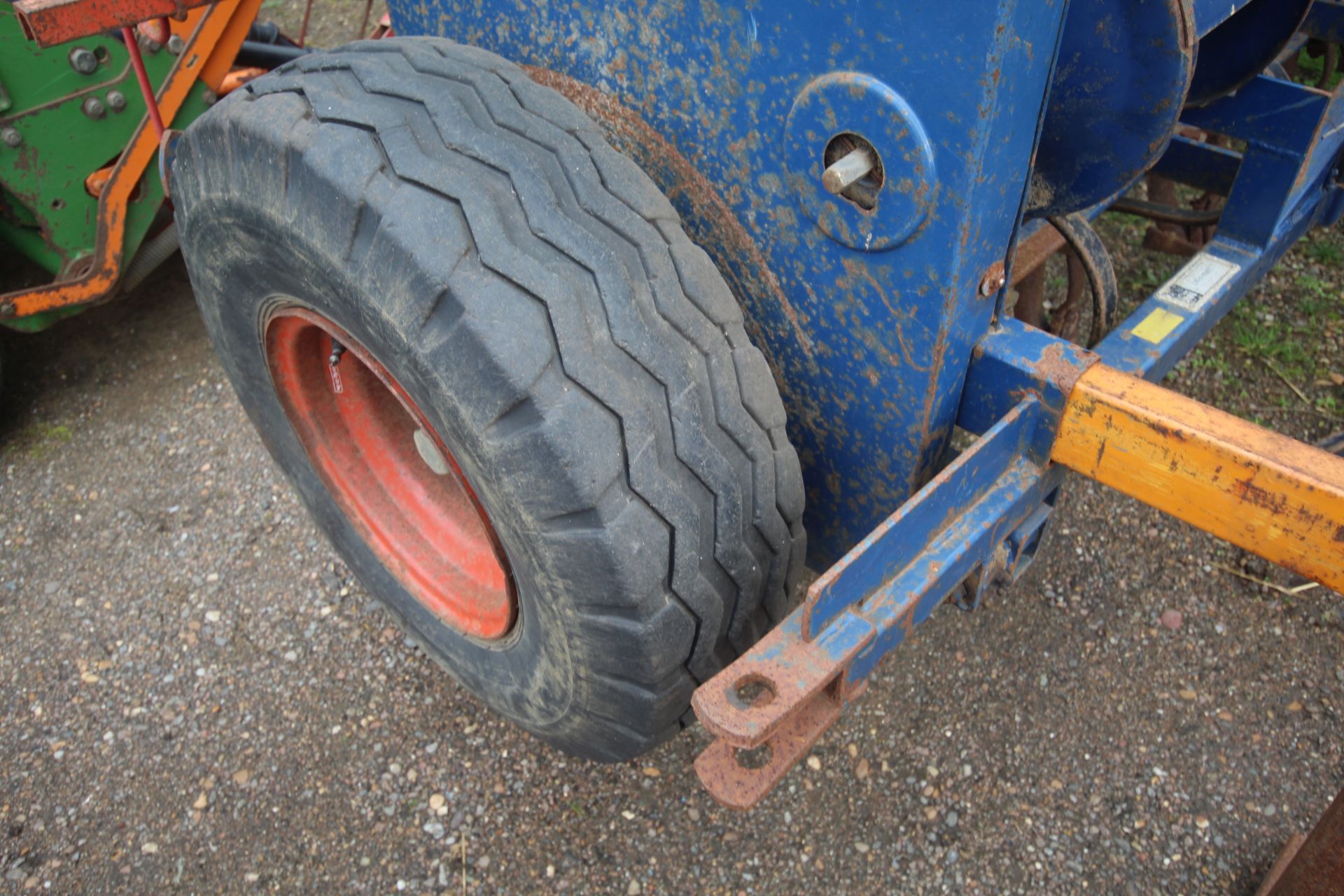 Ransomes Nordsten Lift-o-matic CLE400 4m spring tine drill. With end tow. V - Image 5 of 29